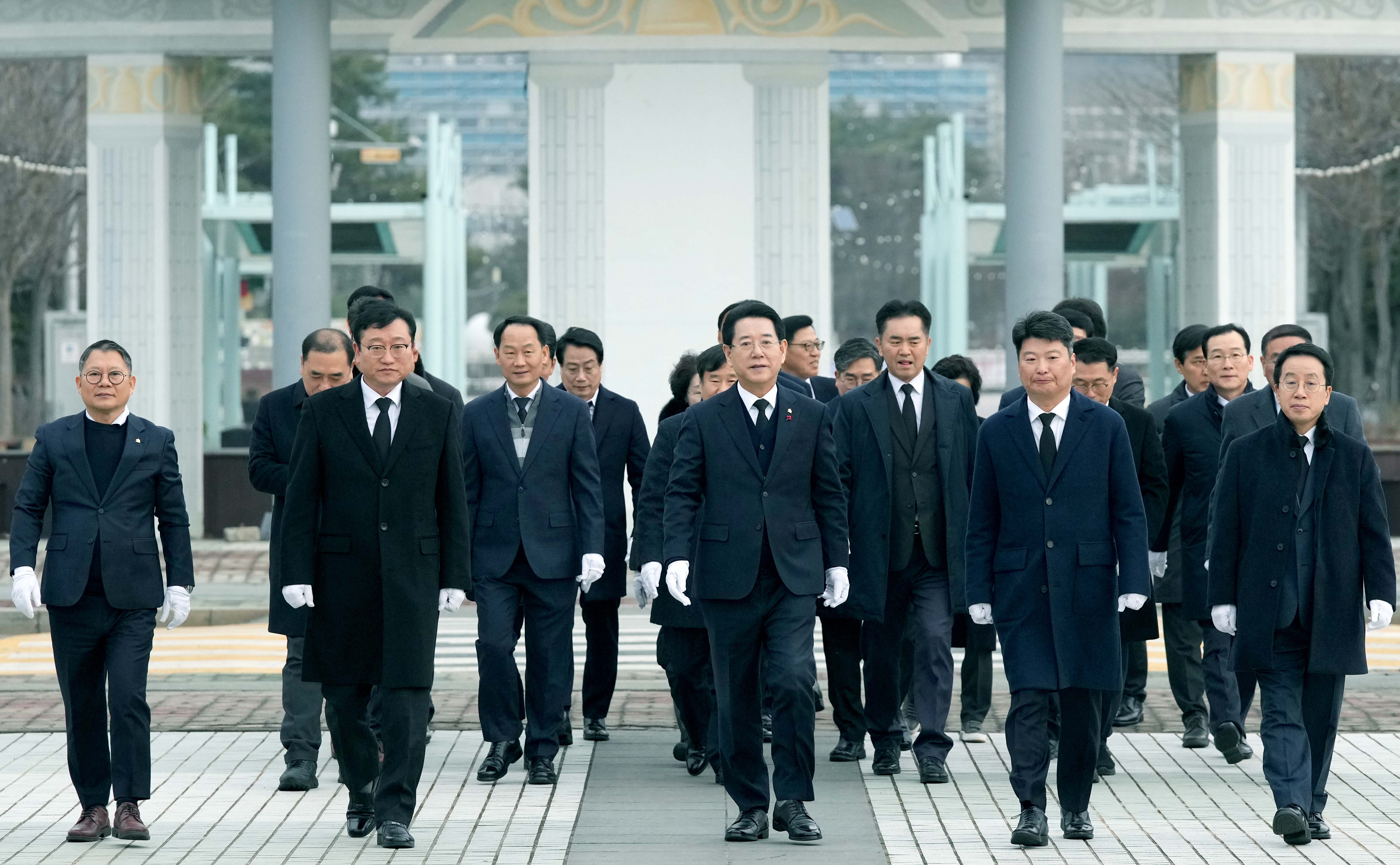 갑진년 새해 무안 故김대중동상 참배3