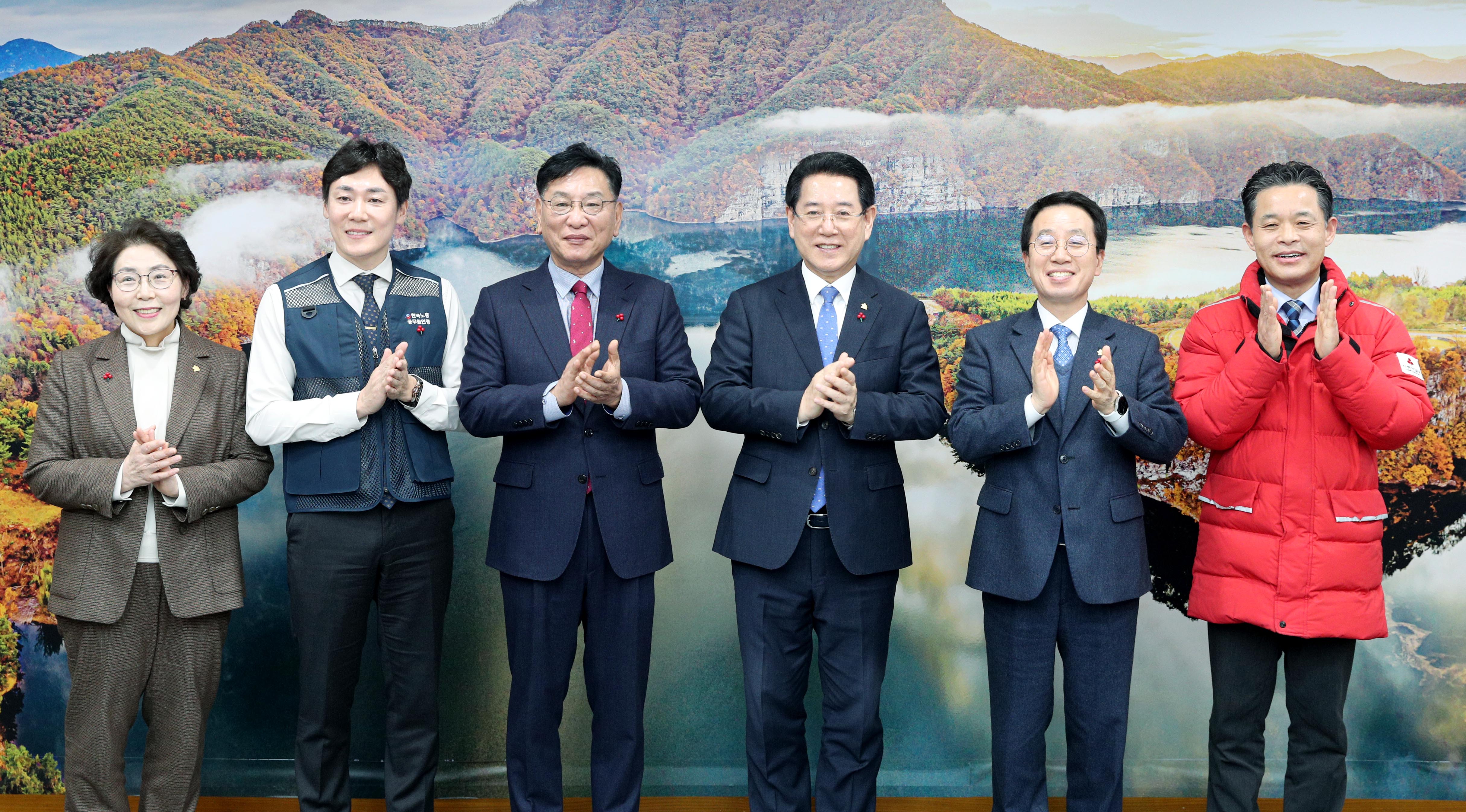 기부물품(마스크) 및 도청직원 성금 전달식3