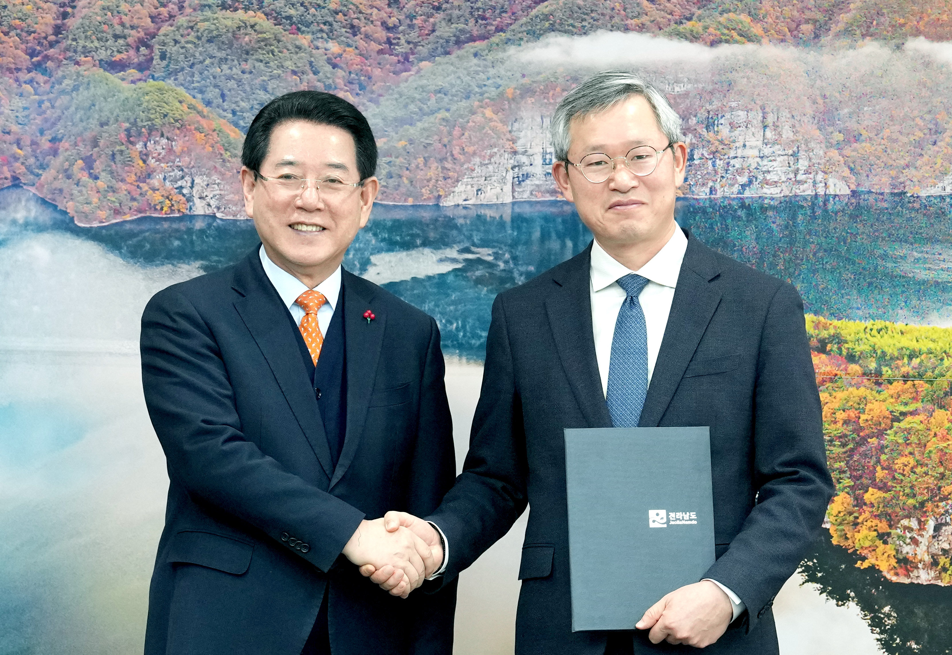 박철주 신임 국제관계대사 임명장 수여1