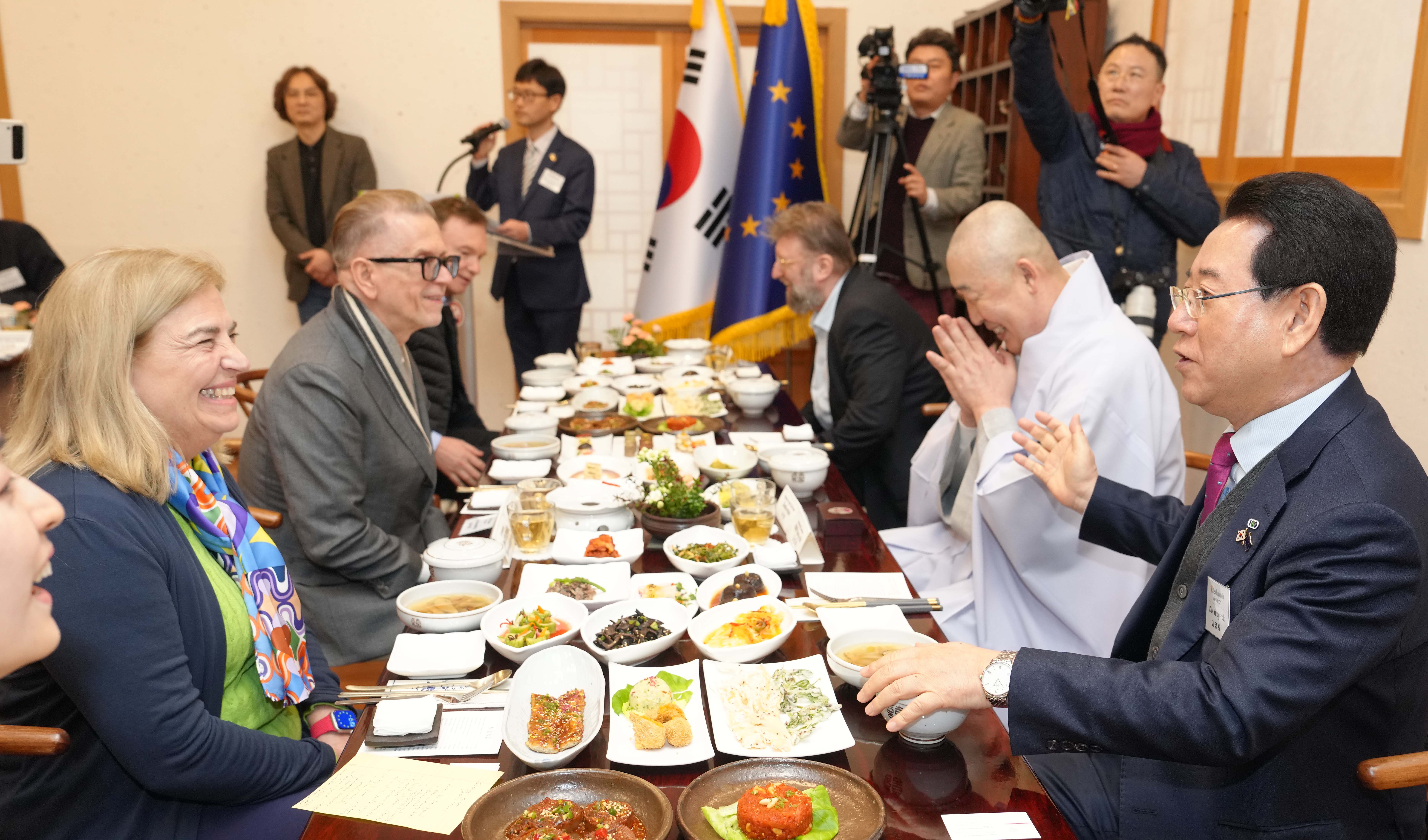 주한 유럽연합(EU) 대사들과 화엄사 둘러보는 김영록 도지사7