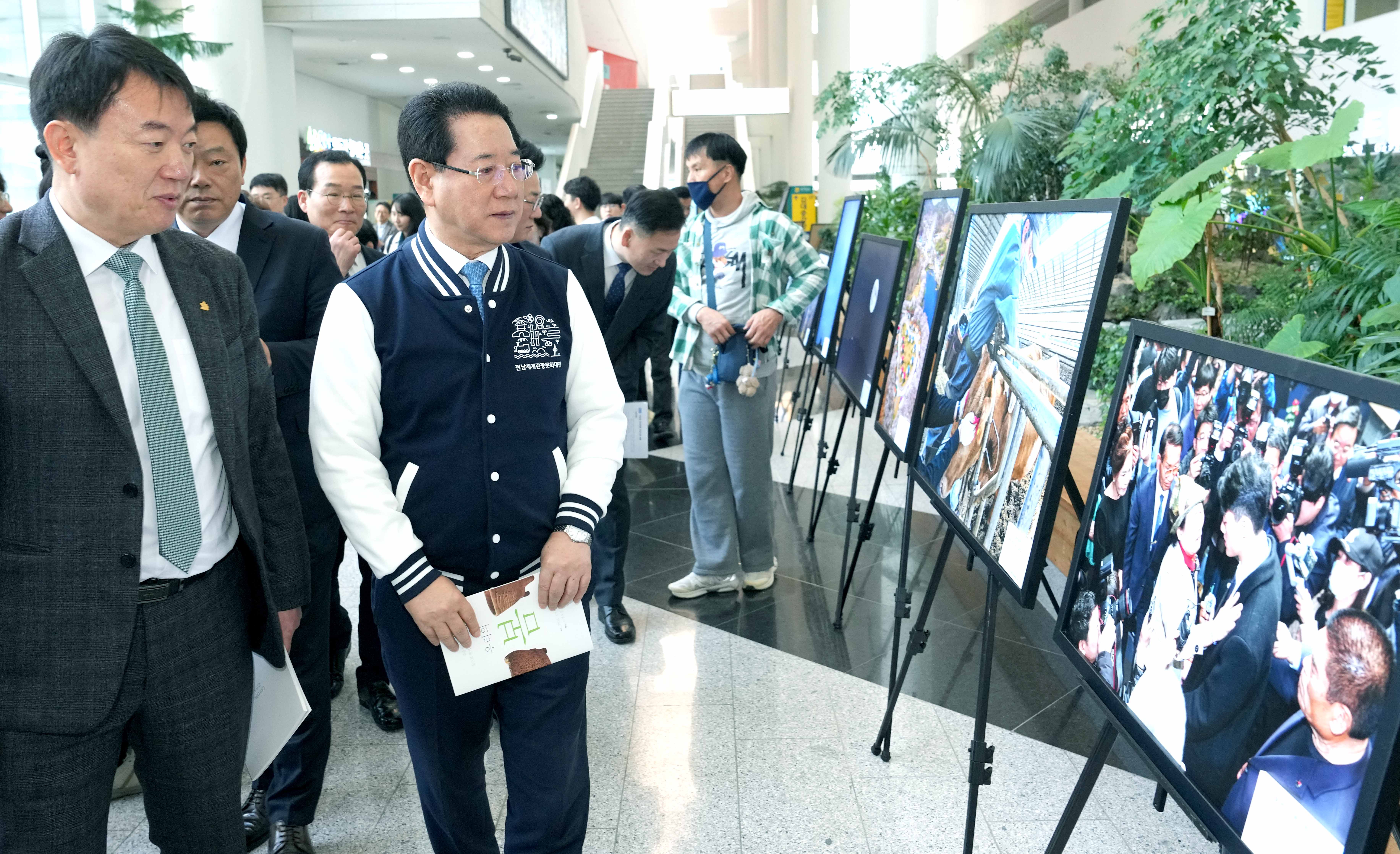 ‘현장의 눈빛’ 2023 광주·전남보도사진전 작품 관람1
