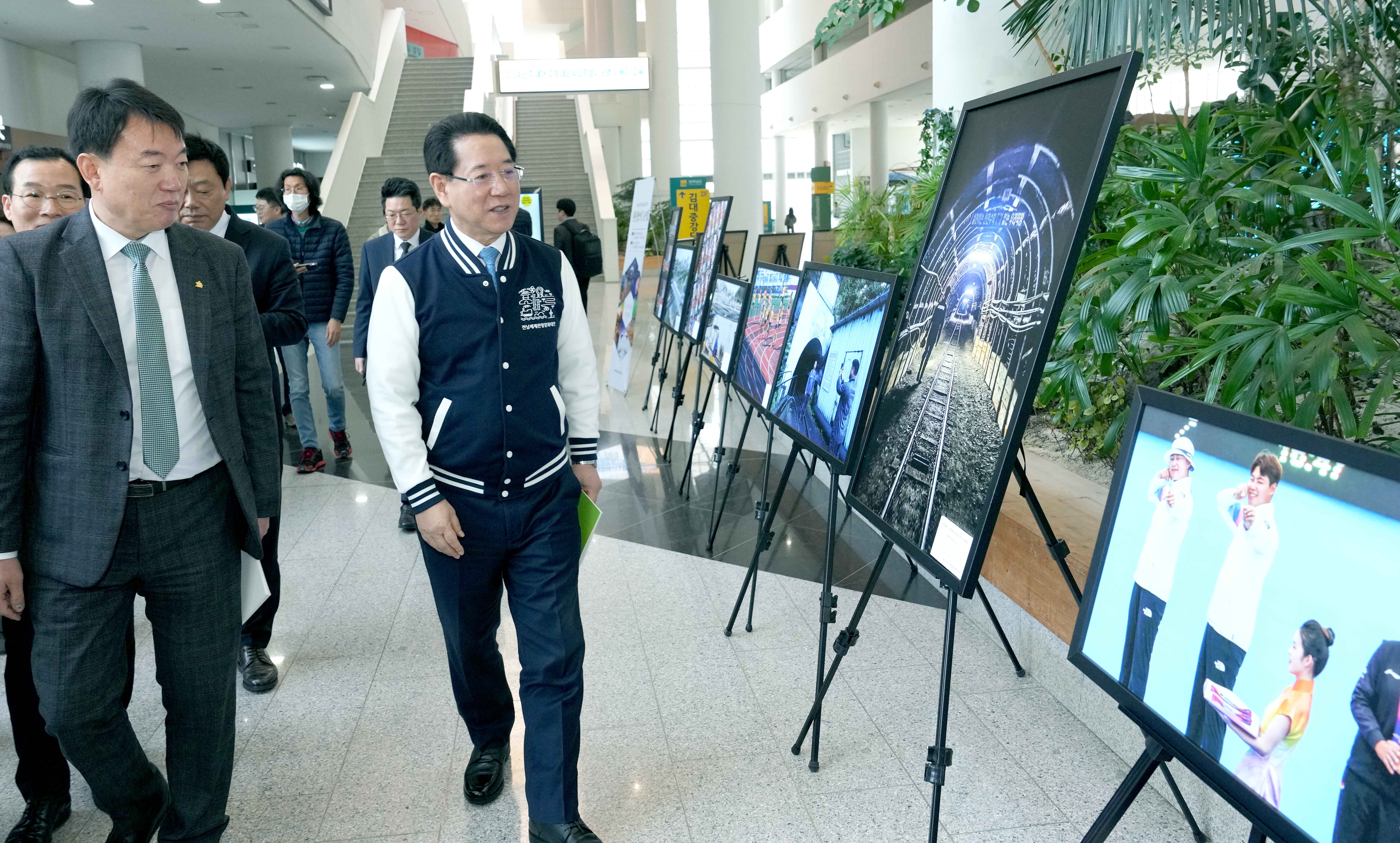 ‘현장의 눈빛’ 2023 광주·전남보도사진전 작품 관람2