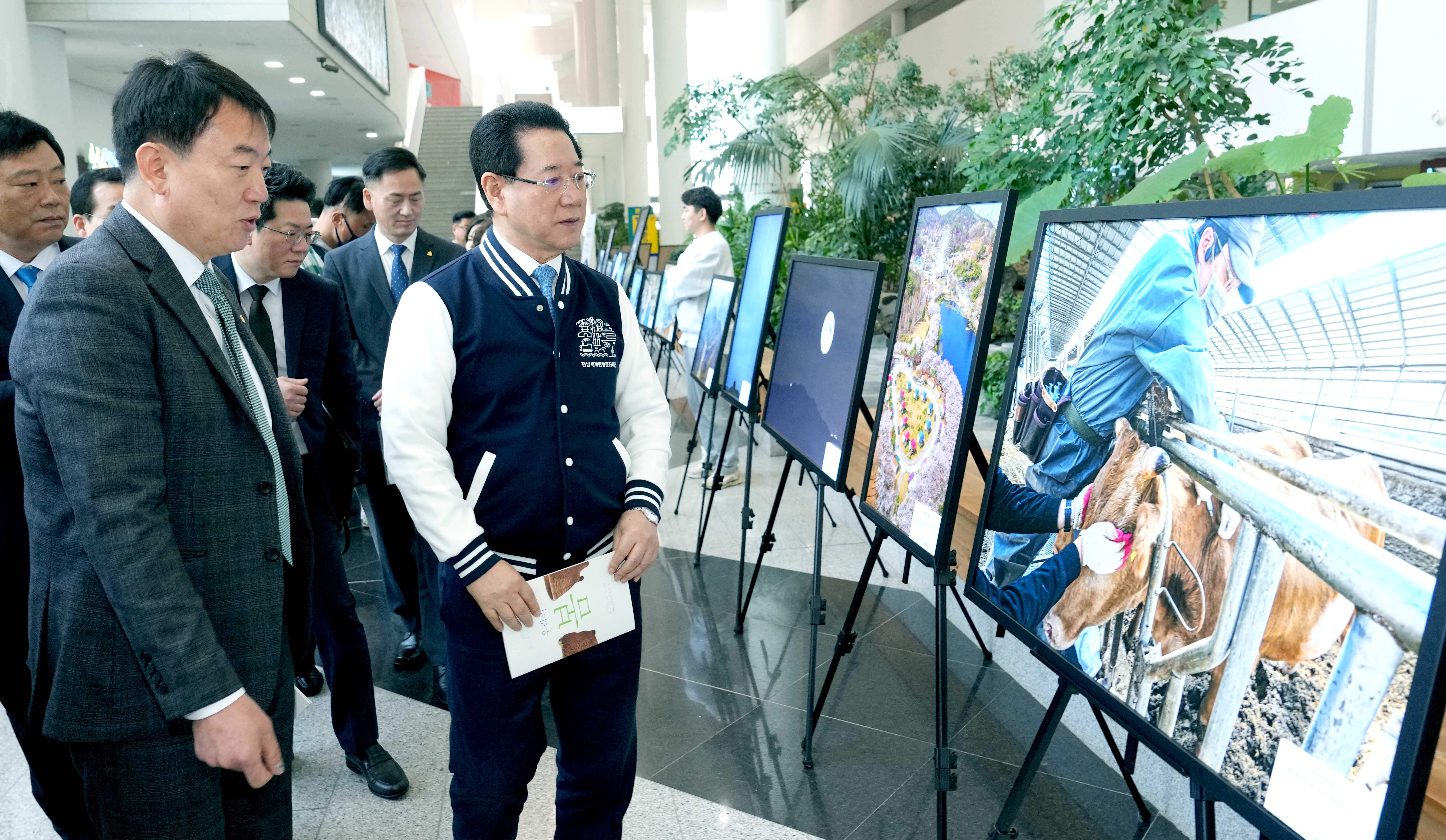 ‘현장의 눈빛’ 2023 광주·전남보도사진전 작품 관람3