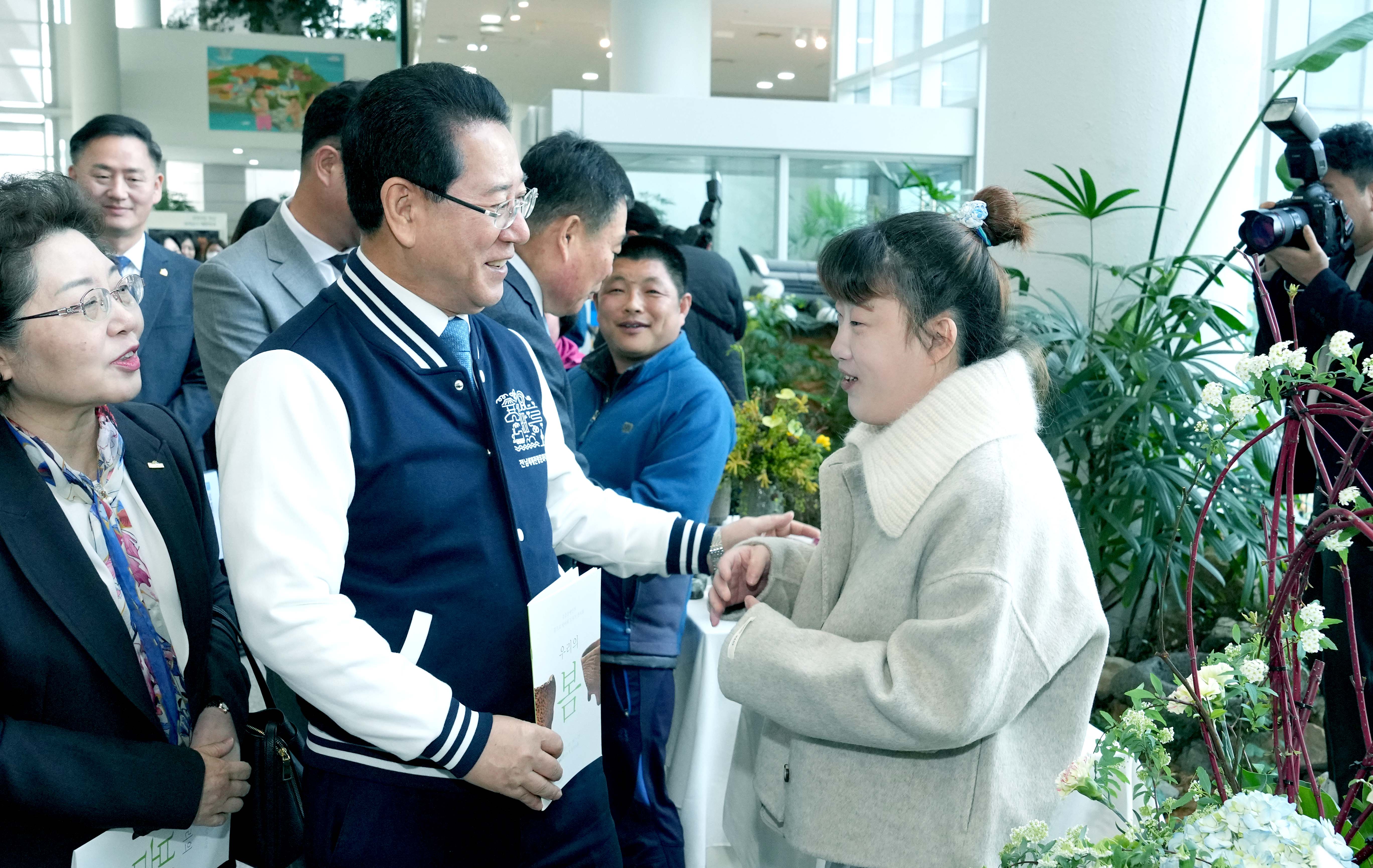 장애인 작가들 열정 담긴 ‘우리의 봄’ 도자 전시회 관람2