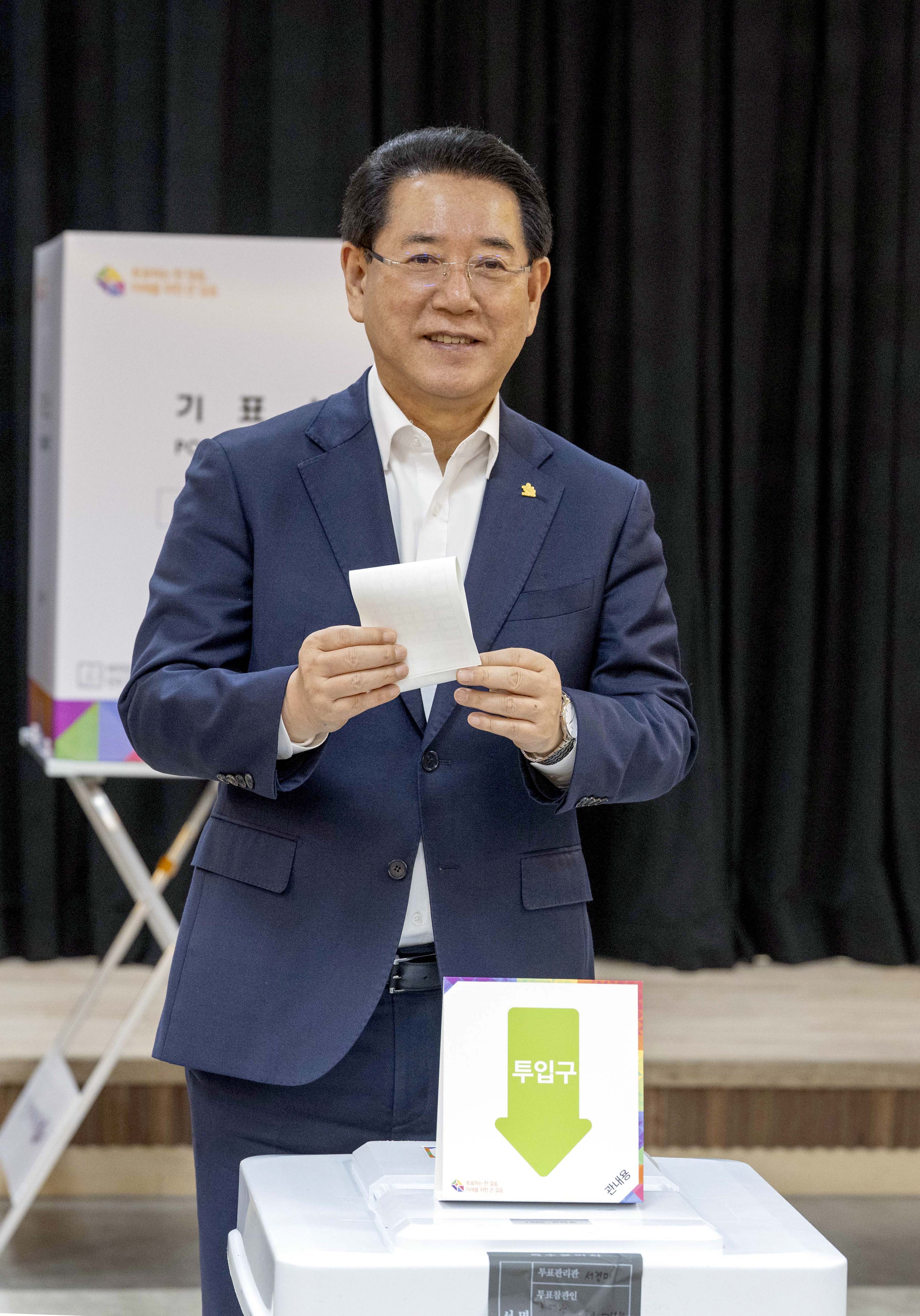사전투표 하는 김영록 전라남도지사2