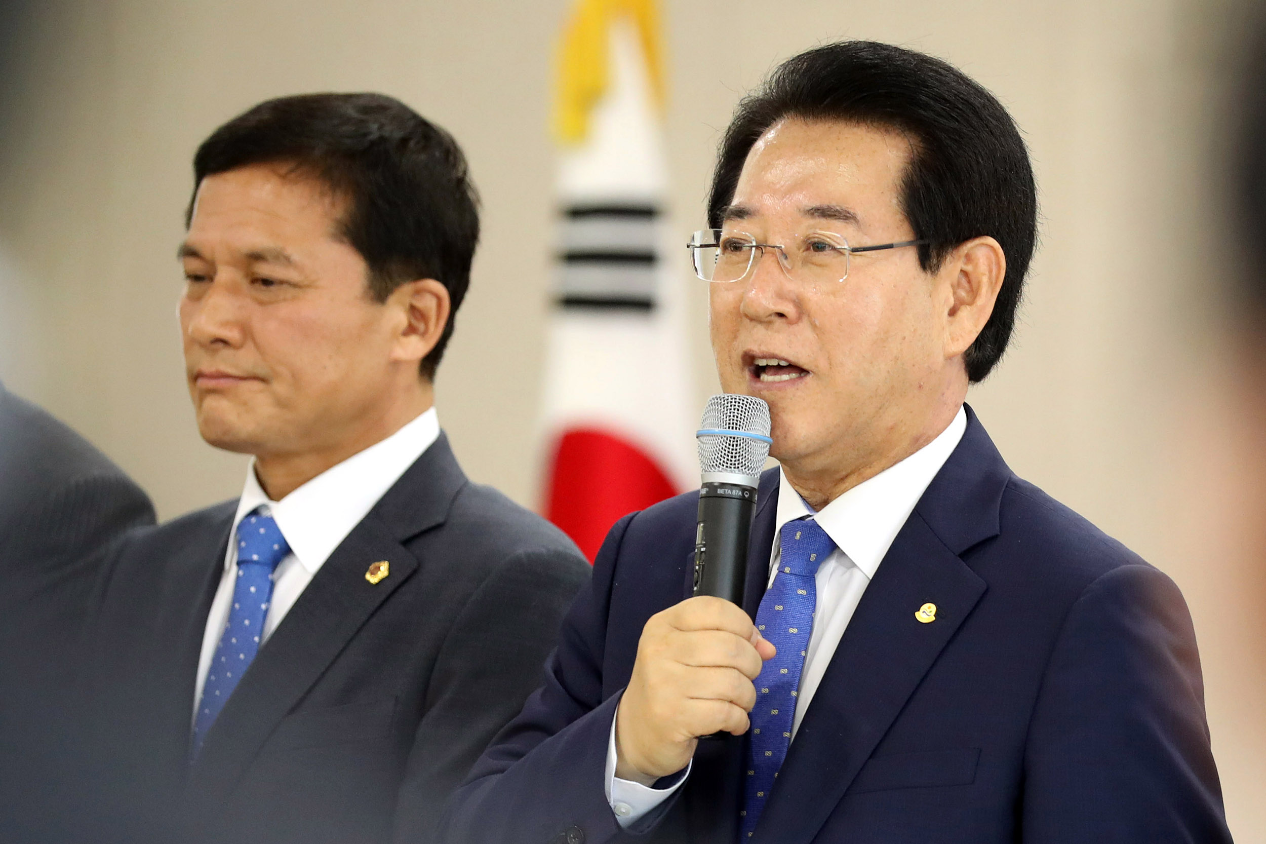 도의회 개원 다과회에서 축하떡 자르기3