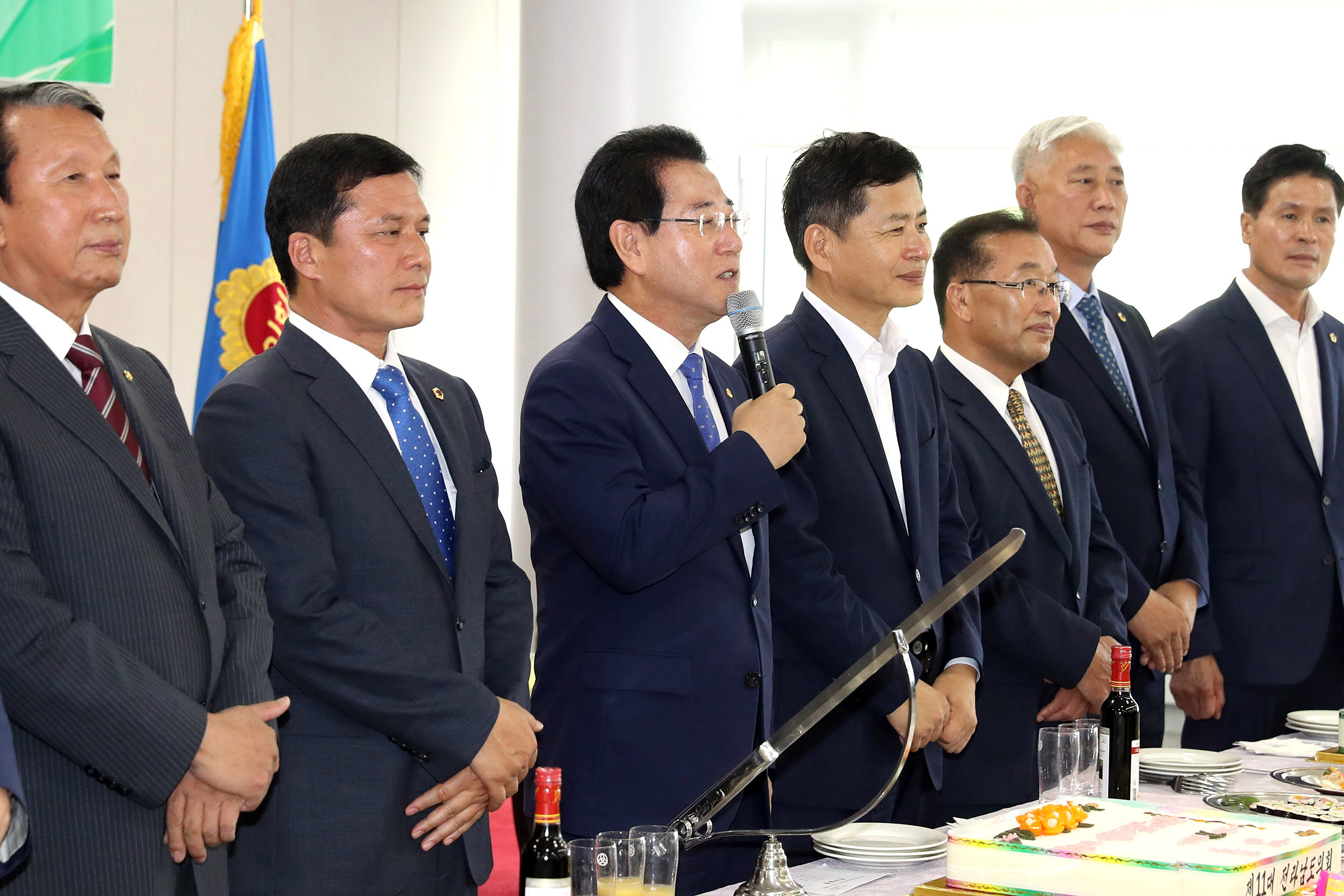 도의회 개원 다과회에서 축하떡 자르기4