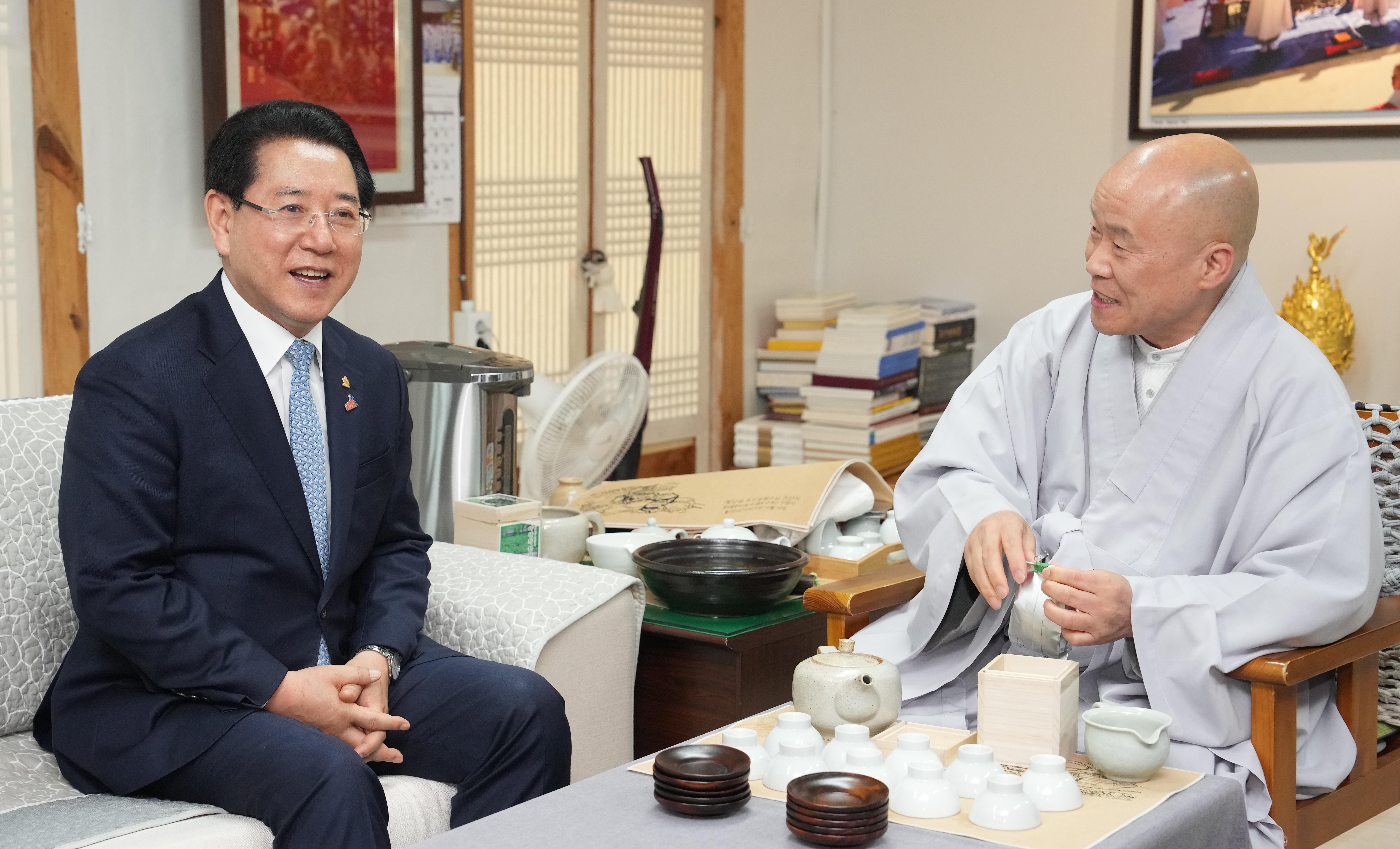 선암사 승범 주지스님과 불교문화 유산 체계적 관리 방안 논의1
