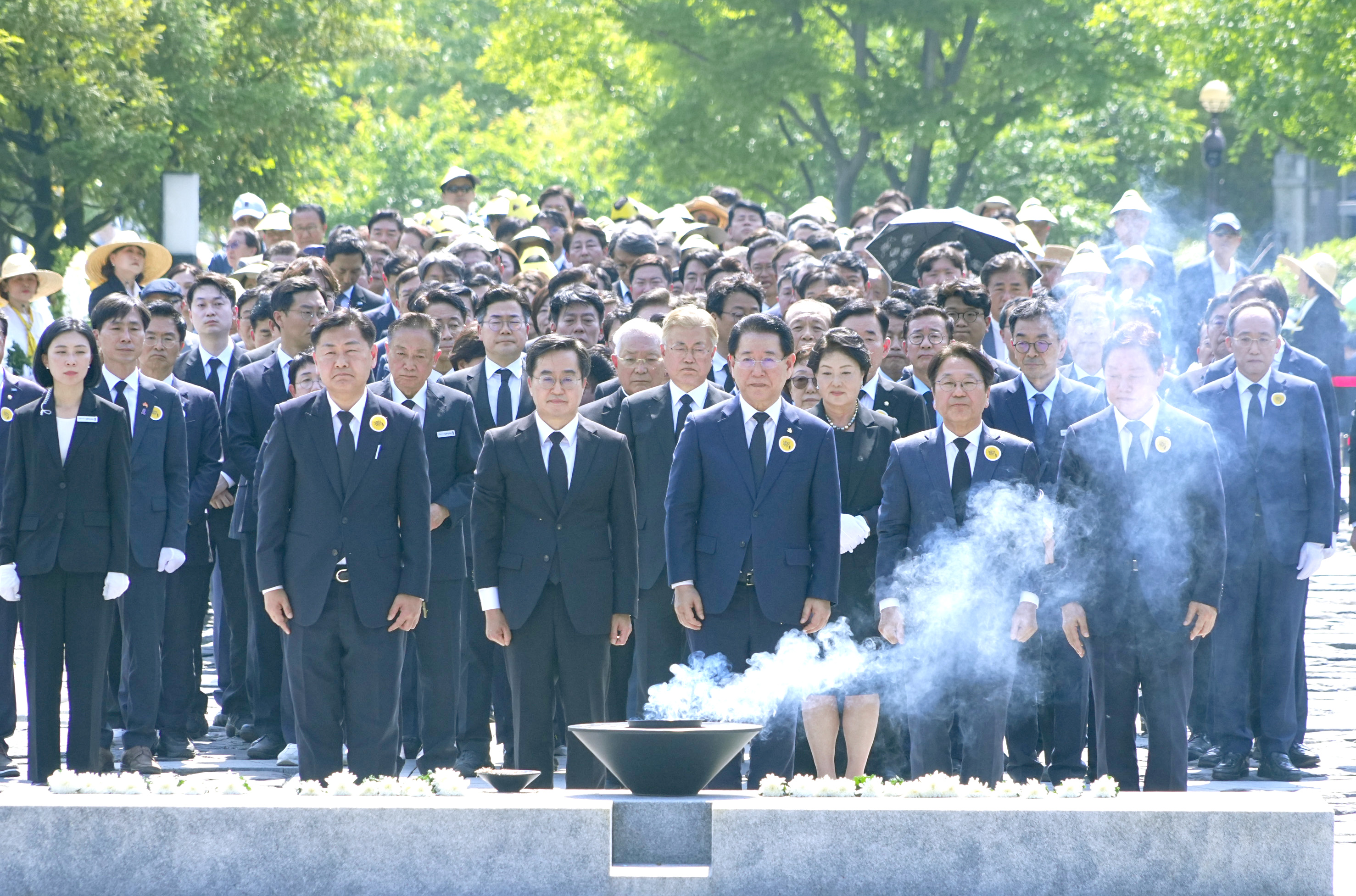 고(故) 노무현 전 대통령 15주기 추도식 헌화2