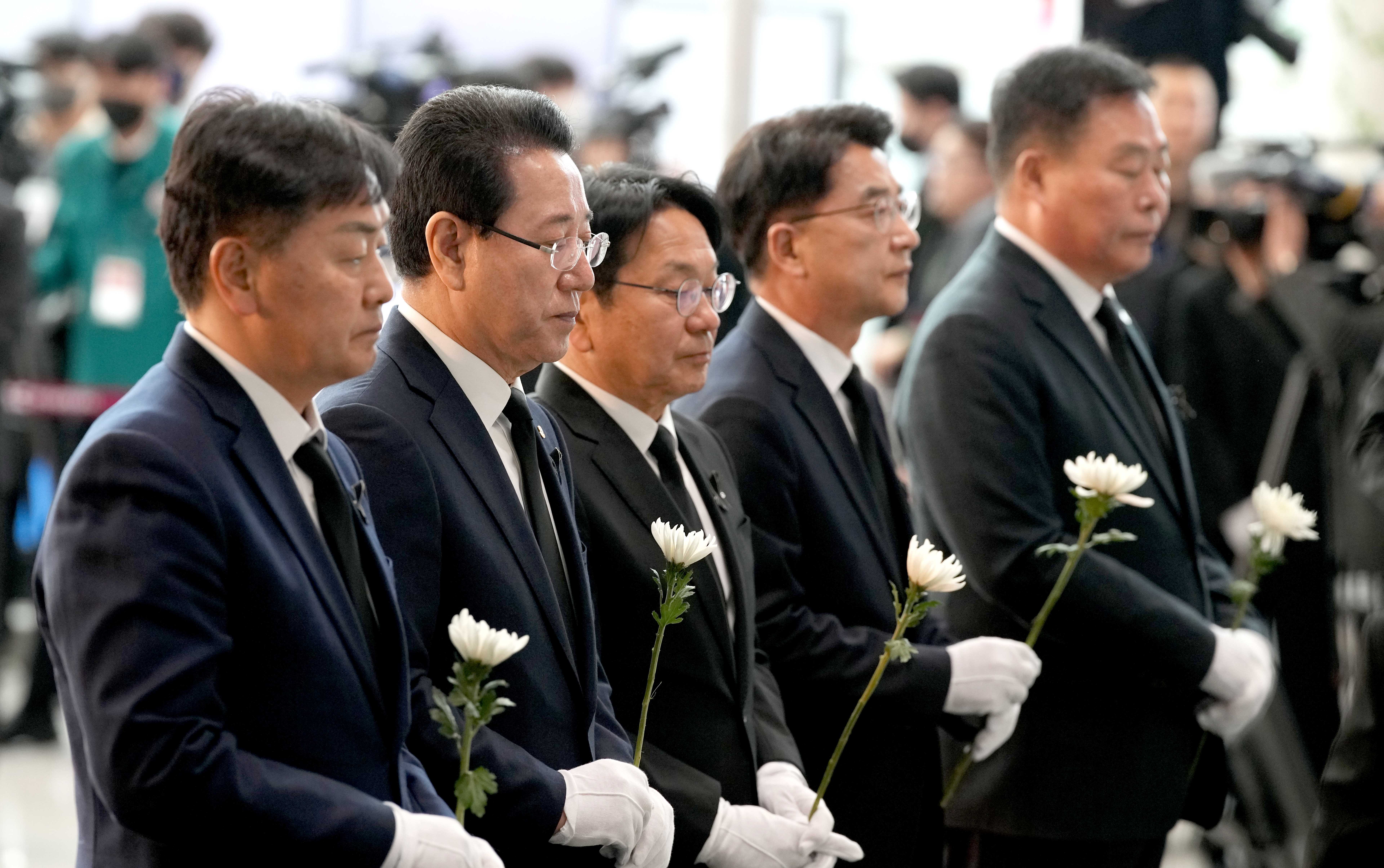 ‘제주항공 여객기 참사 희생자 합동 추모식’ 헌화·분향하는 김영록 전라남도지사1