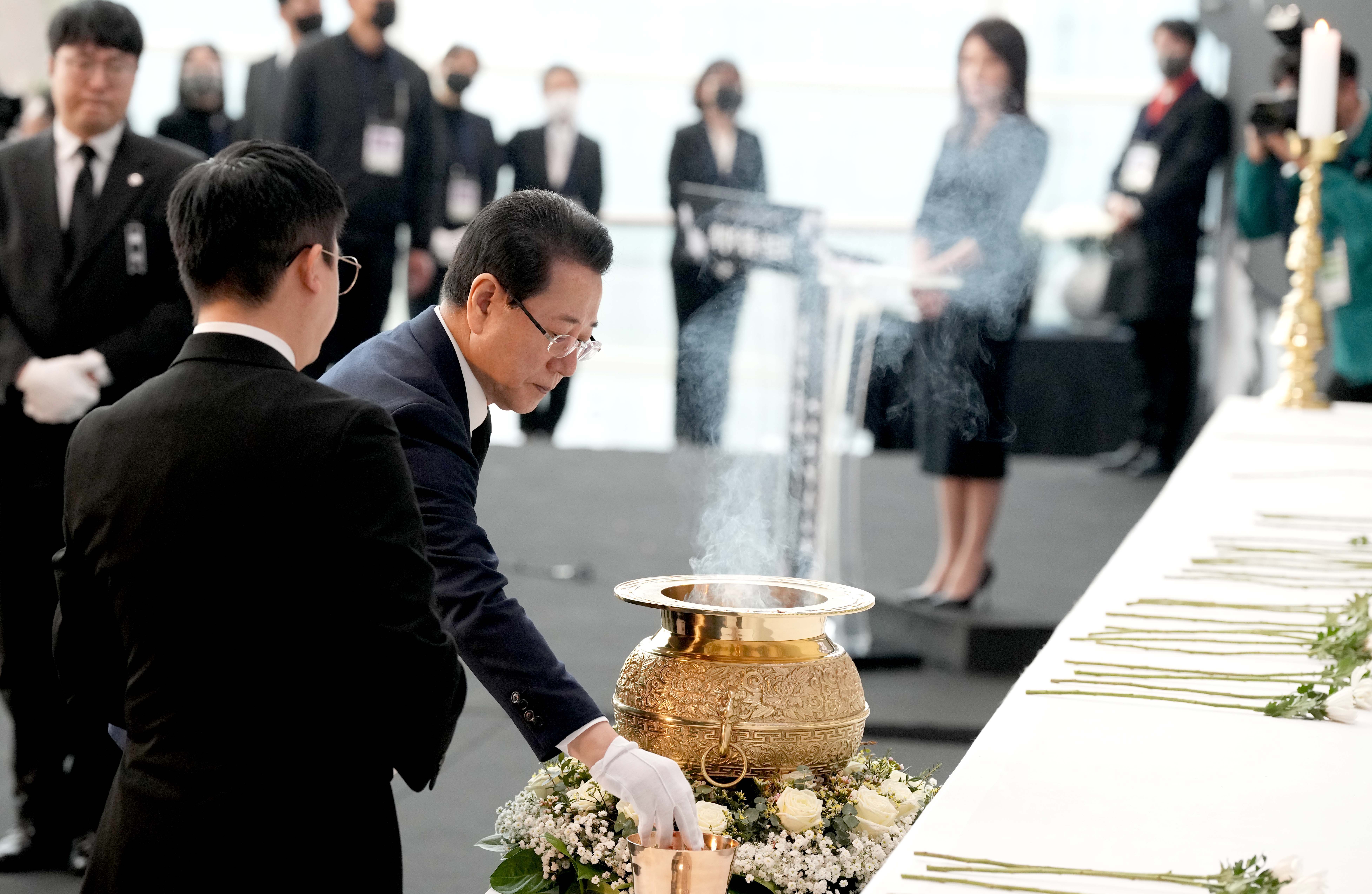 ‘제주항공 여객기 참사 희생자 합동 추모식’ 헌화·분향하는 김영록 전라남도지사3
