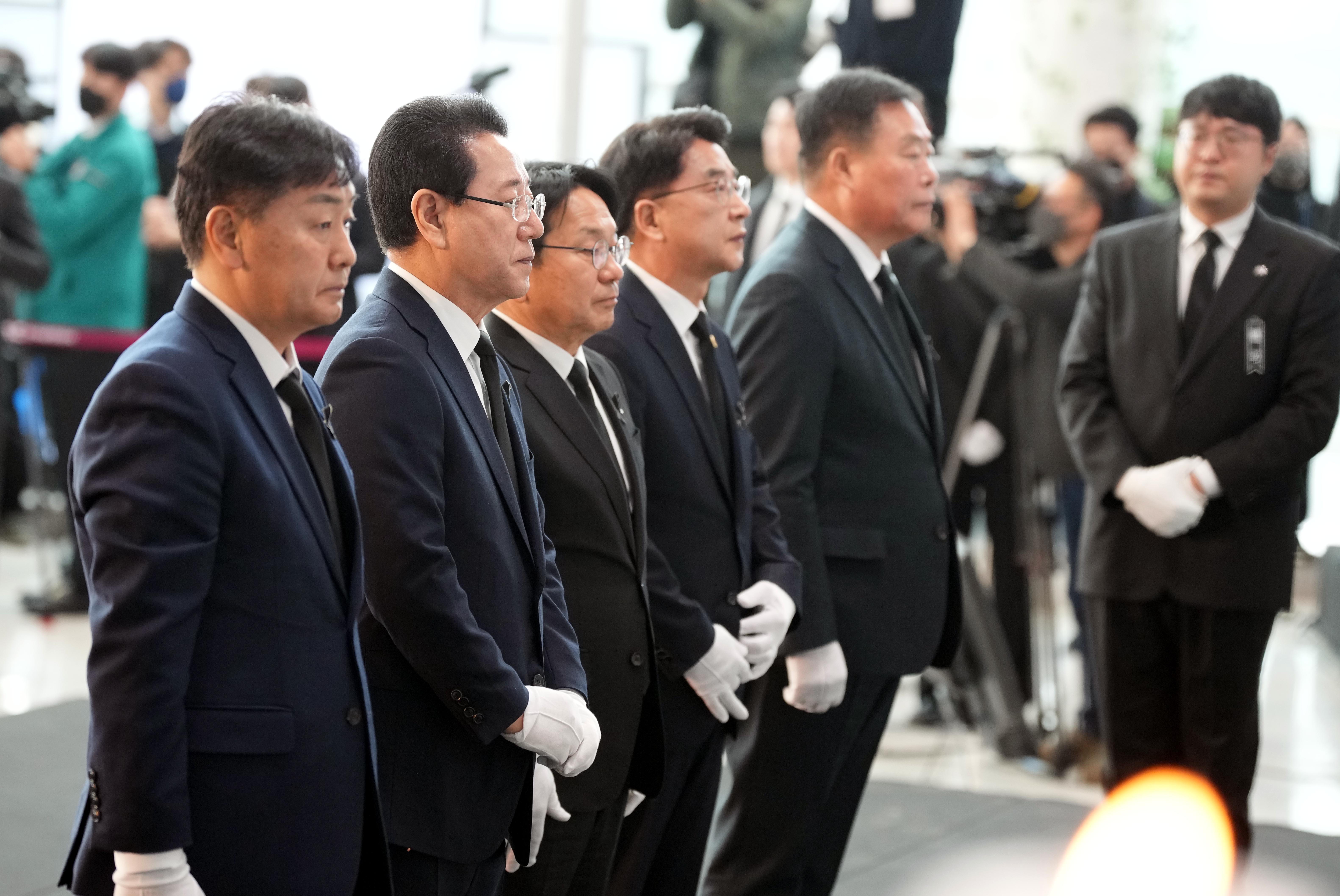 ‘제주항공 여객기 참사 희생자 합동 추모식’ 헌화·분향하는 김영록 전라남도지사5