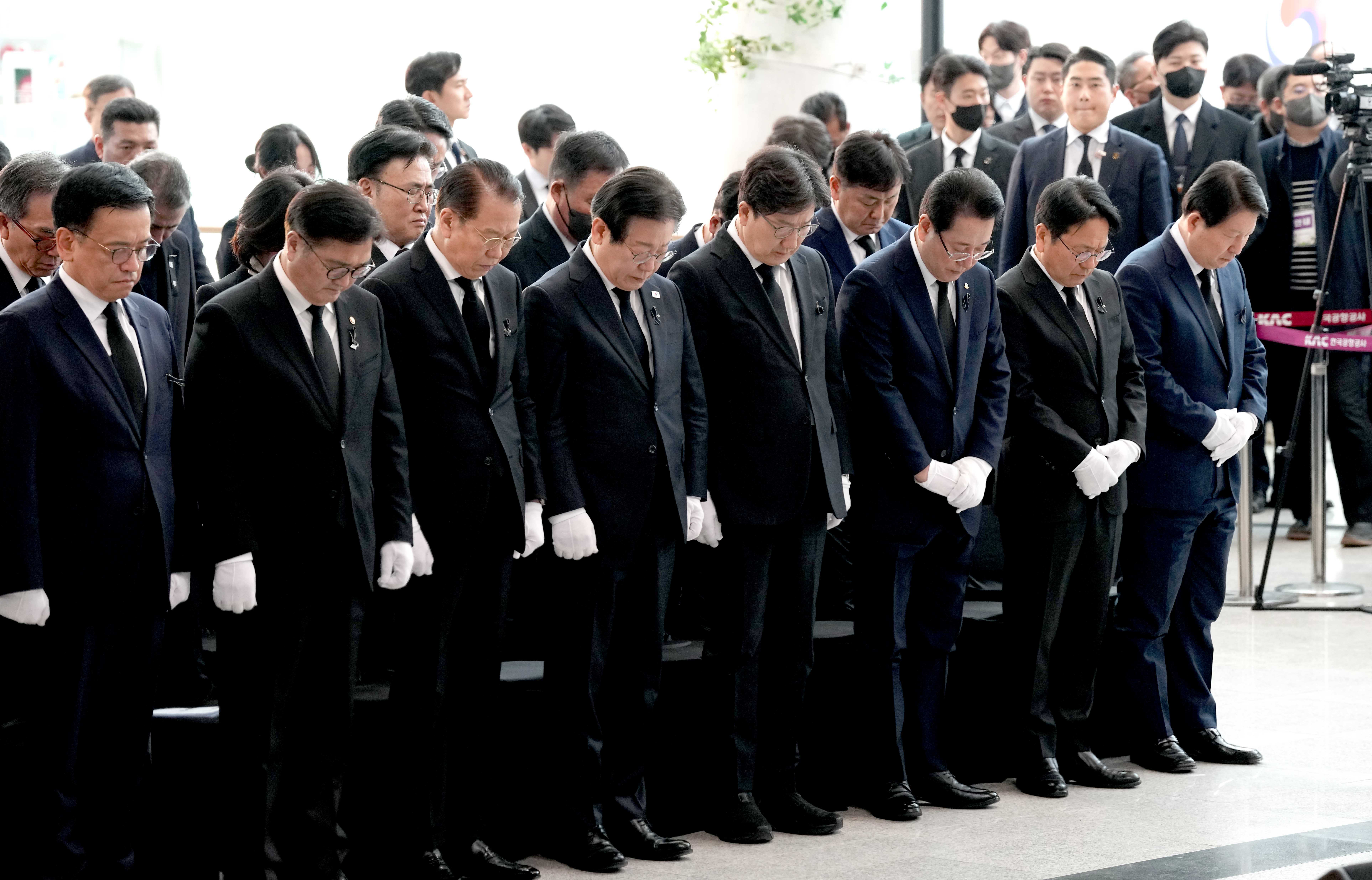 ‘제주항공 여객기 참사 희생자 합동 추모식’ 묵념1