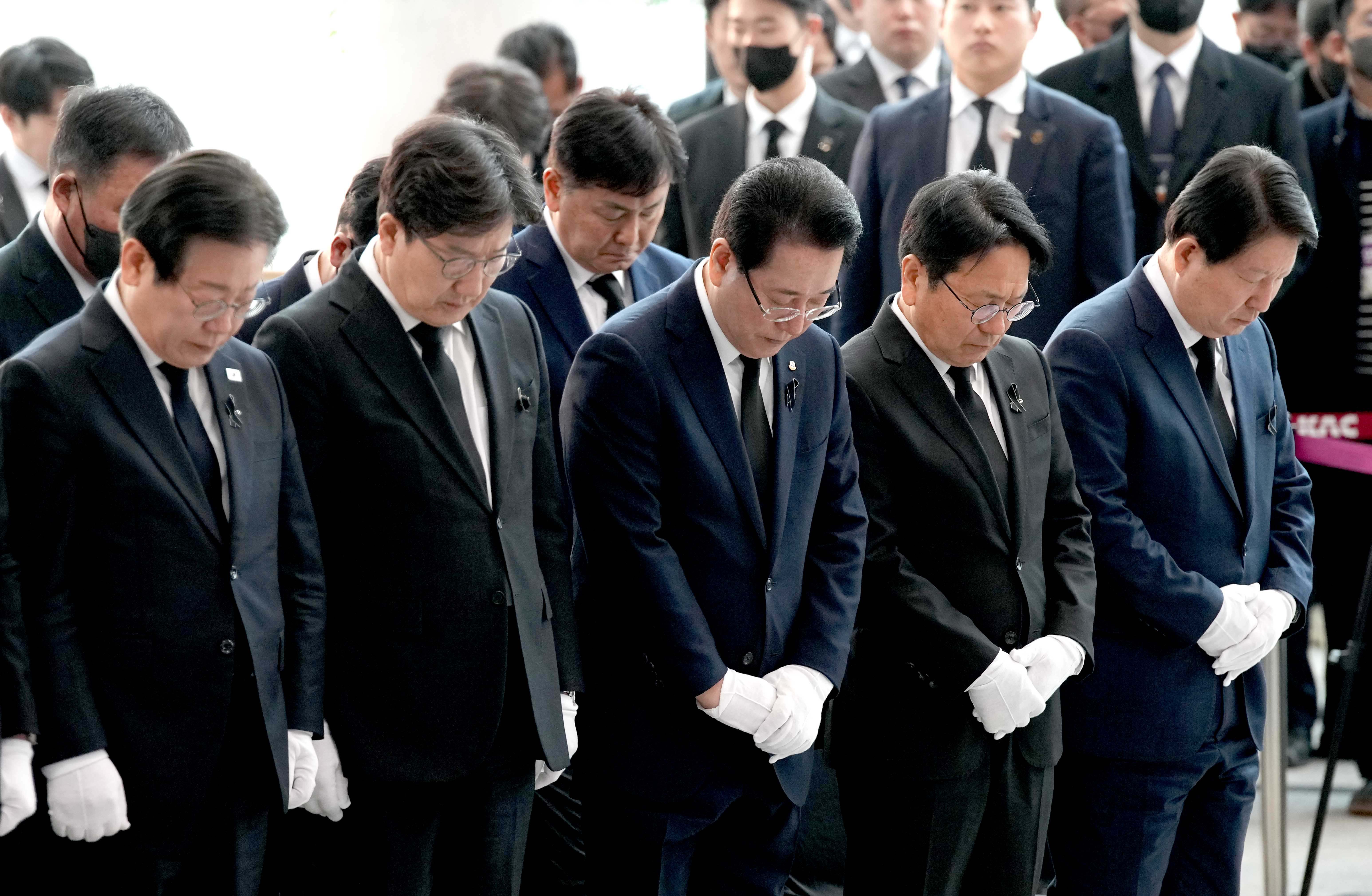 ‘제주항공 여객기 참사 희생자 합동 추모식’ 묵념2