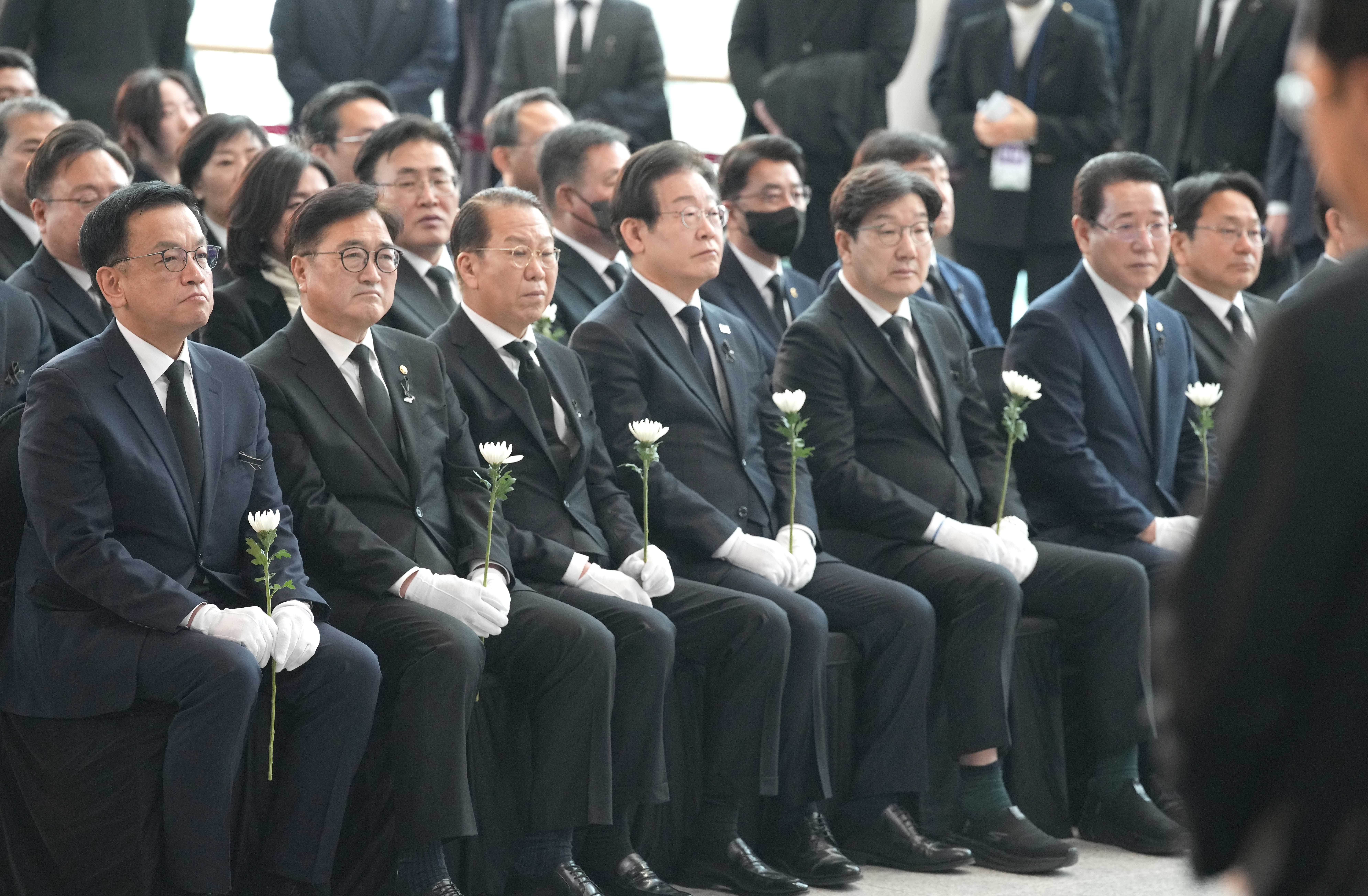 ‘제주항공 여객기 참사 희생자 합동 추모식’ 묵념3