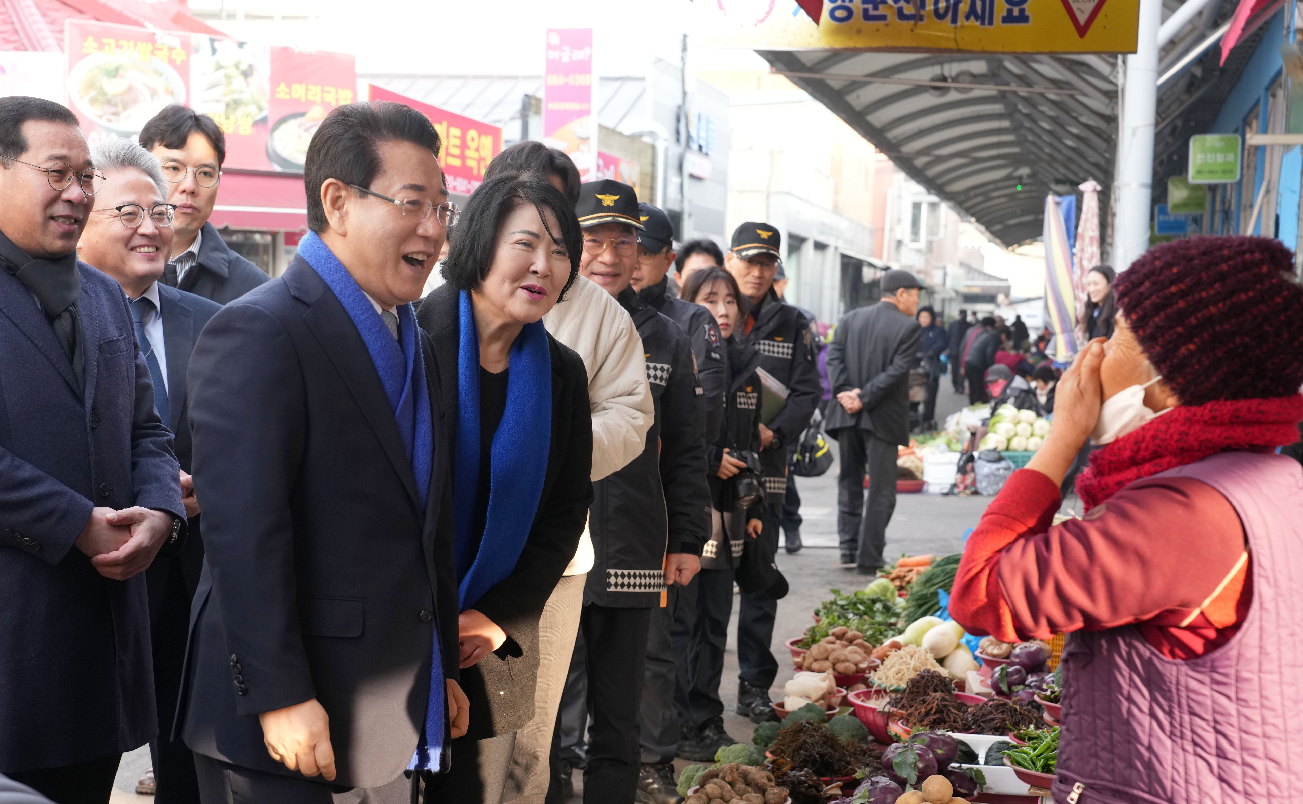 설 명절 맞이 전통시장 방문, 물가 점검 및 상인들 격려1