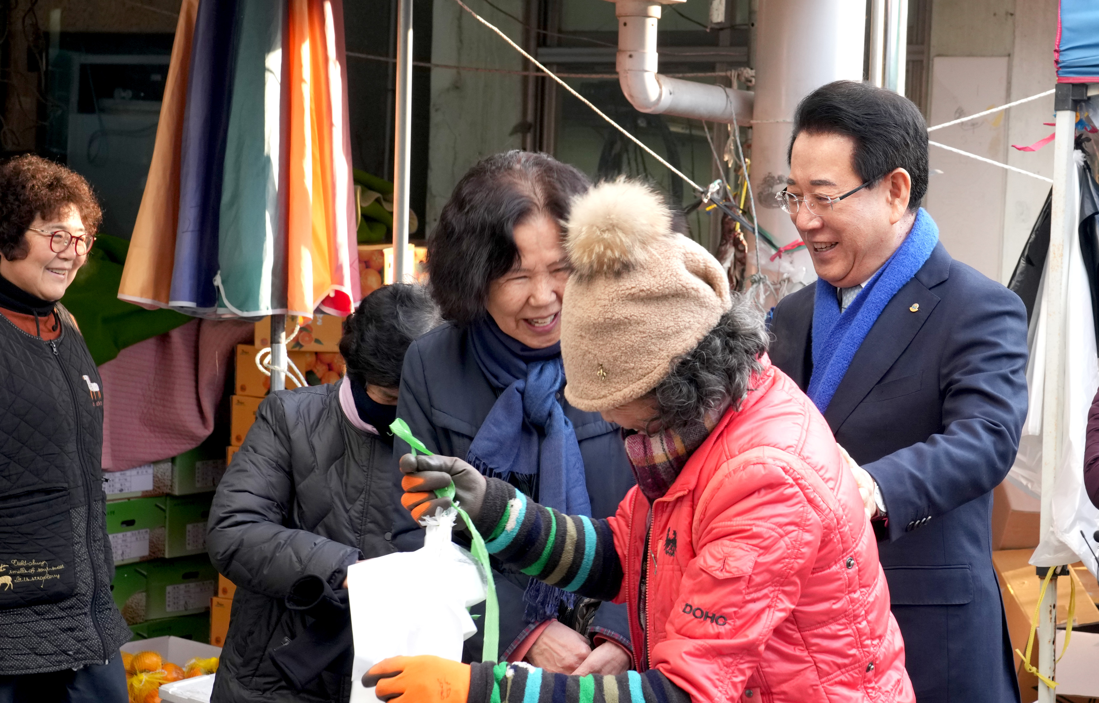 설 명절 맞이 전통시장 방문, 물가 점검 및 상인들 격려4