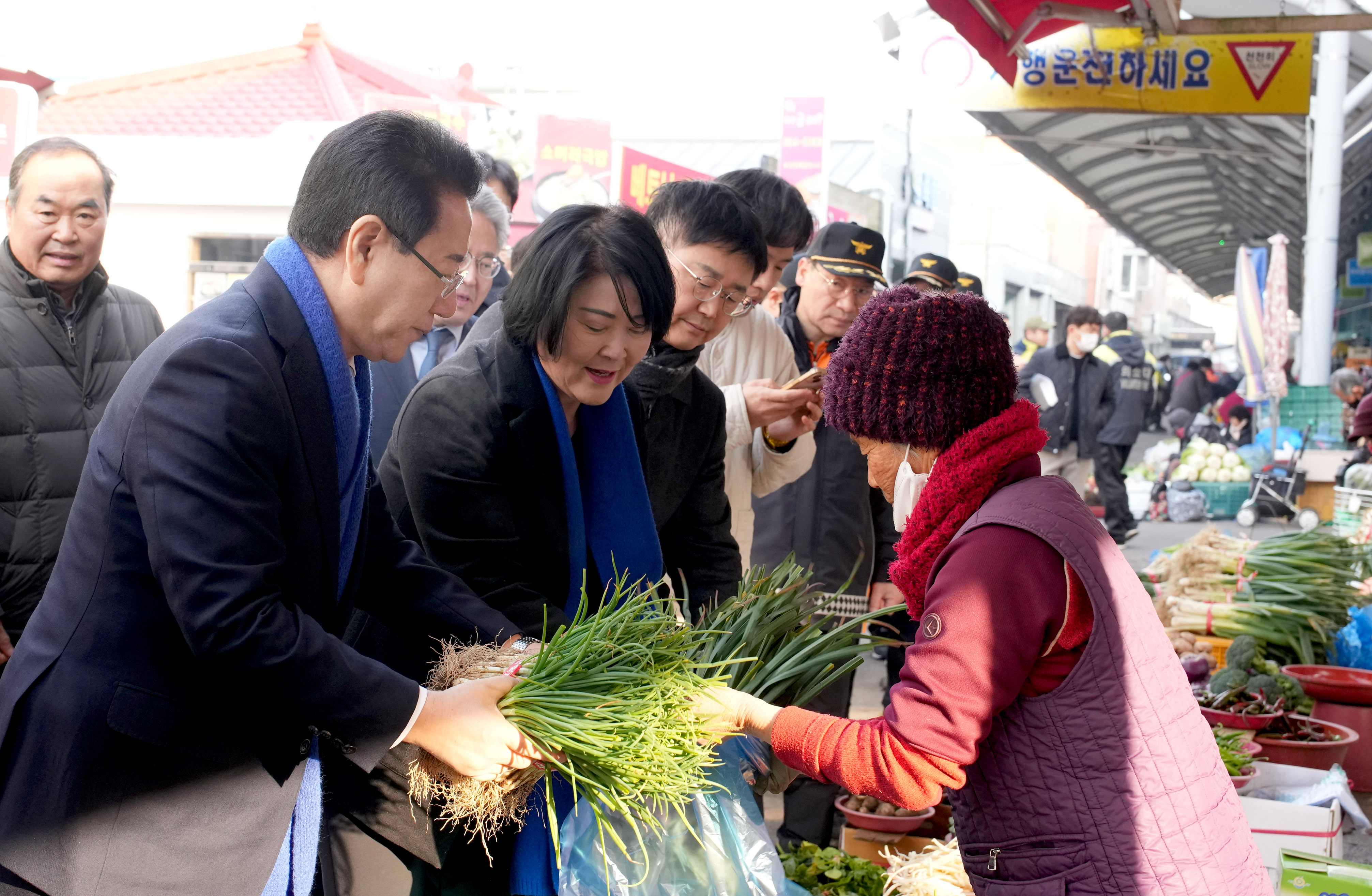 설 명절 맞이 전통시장 방문, 물가 점검 및 상인들 격려5
