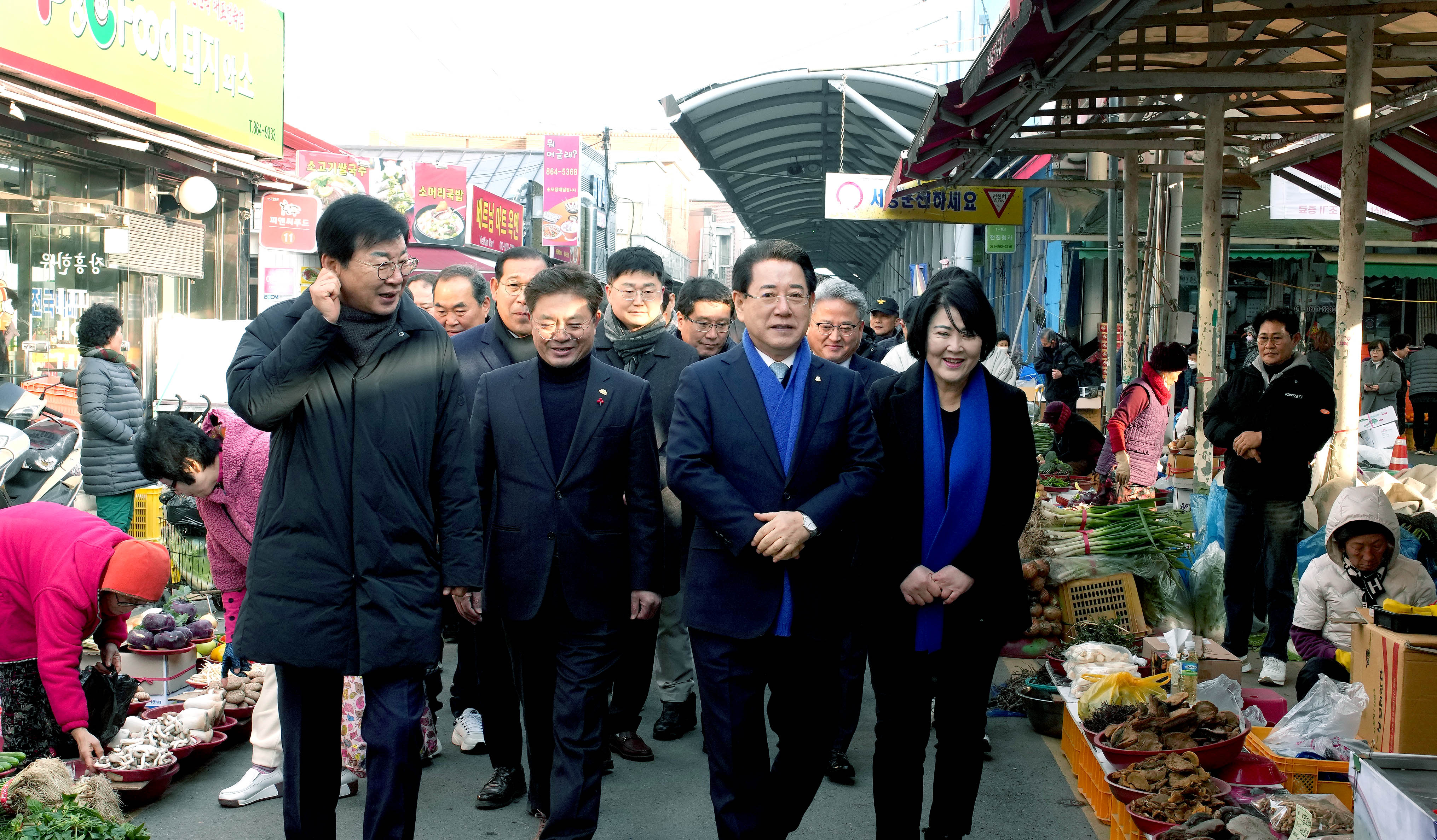 설 명절 맞이 전통시장 방문, 물가 점검 및 상인들 격려6