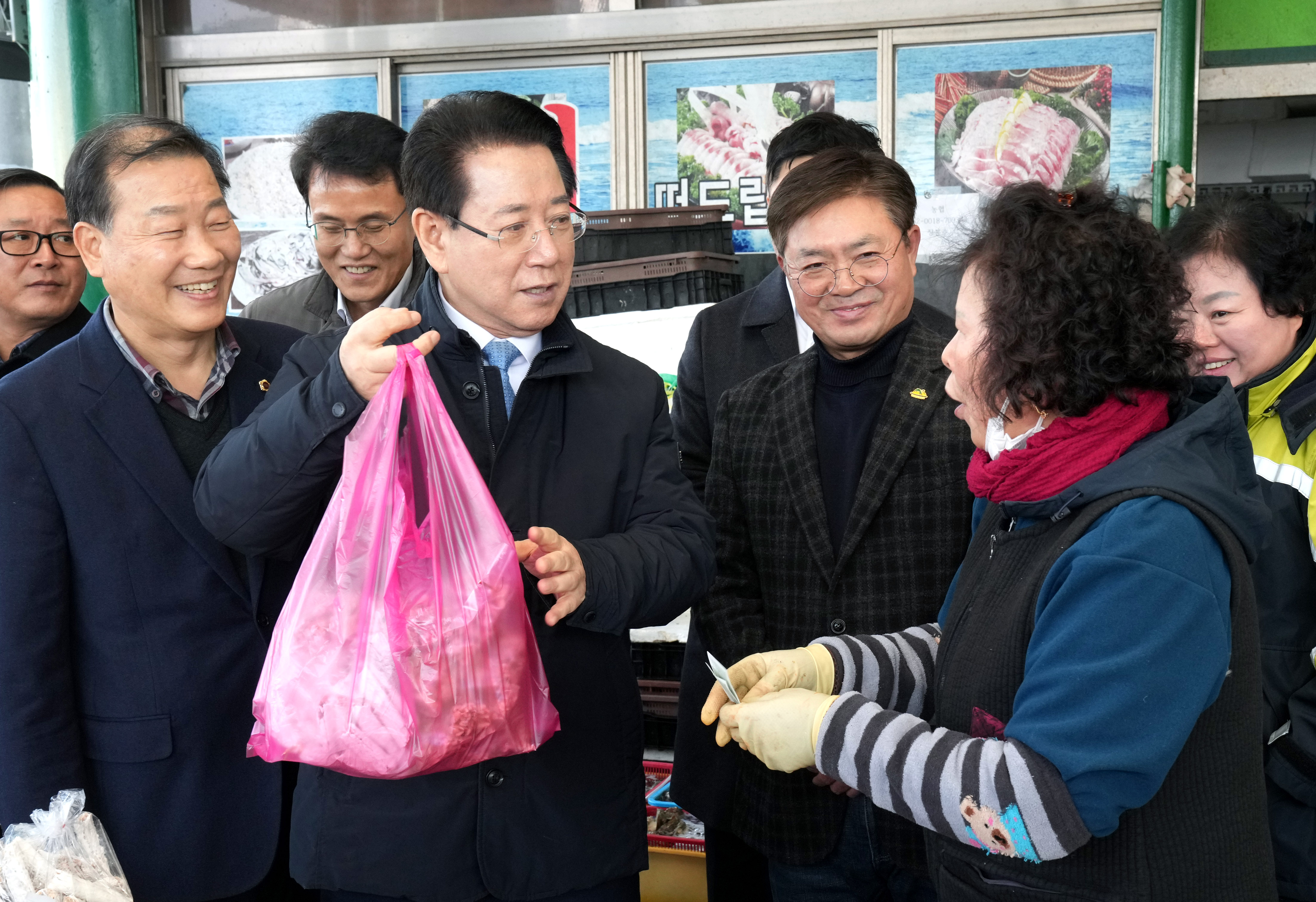 설 명절 맞이 여수 수산시장 방문, 물가 점검 및 상인들 격려2