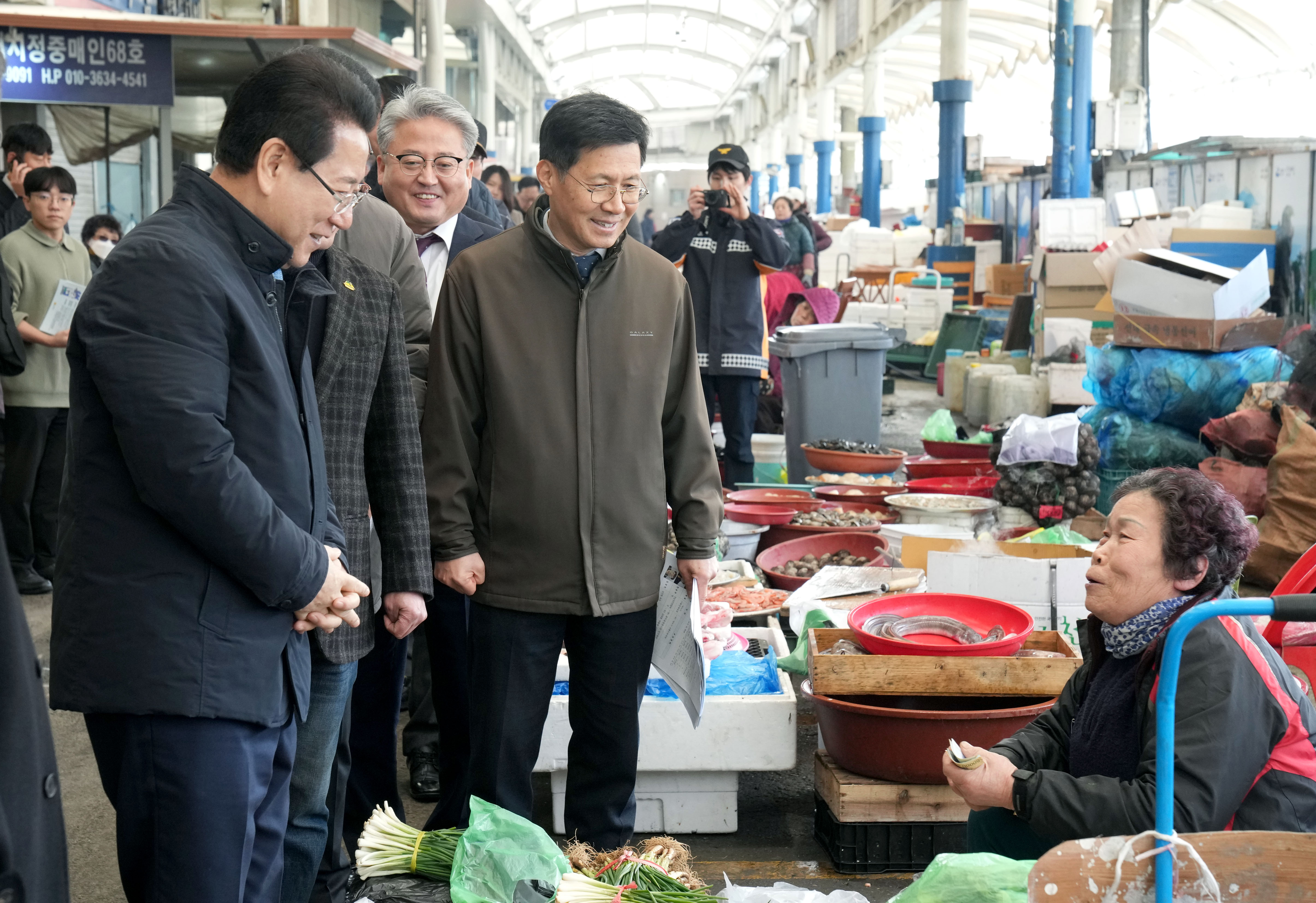 설 명절 맞이 여수 수산시장 방문, 물가 점검 및 상인들 격려3
