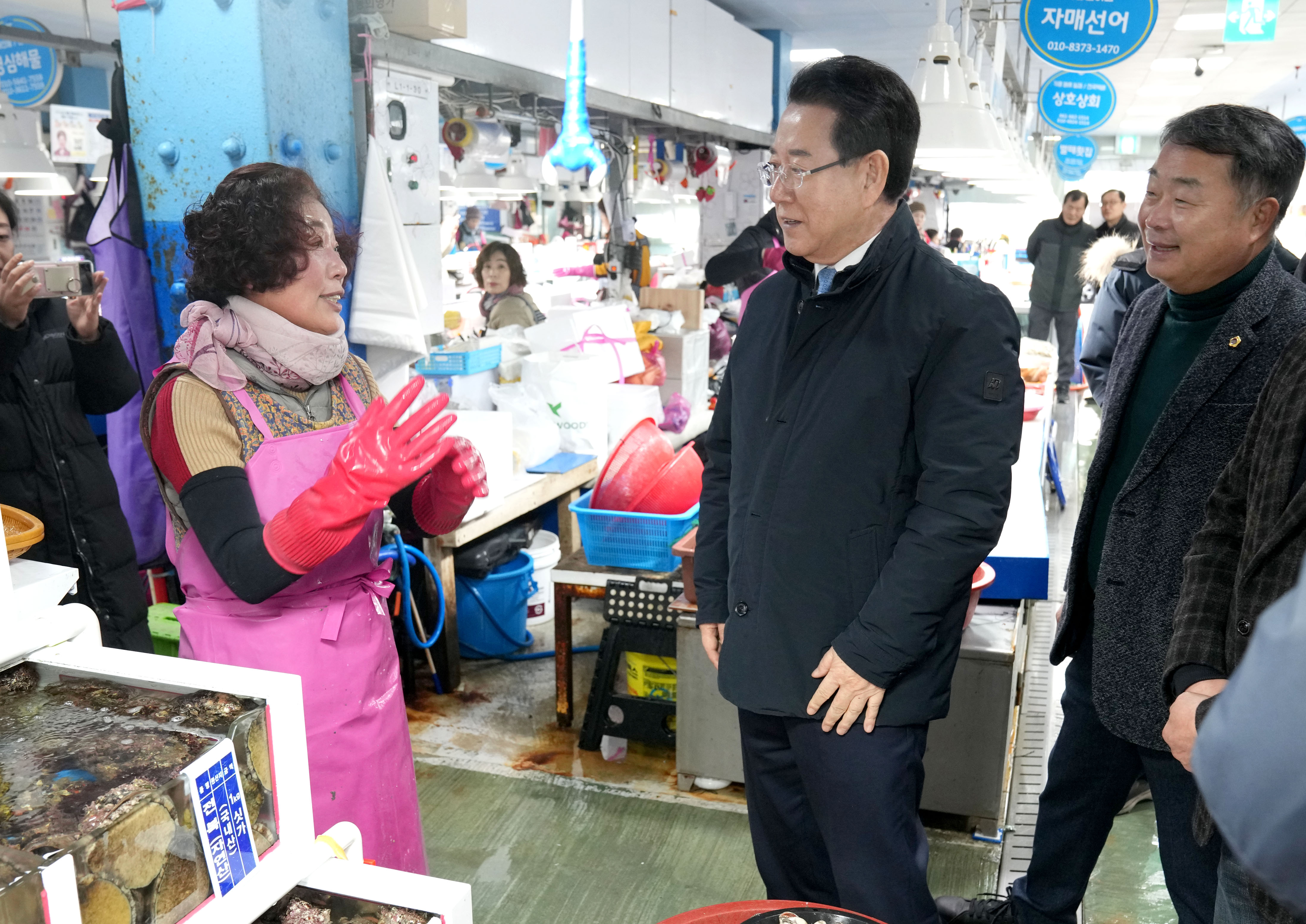 설 명절 맞이 여수 수산시장 방문, 물가 점검 및 상인들 격려4