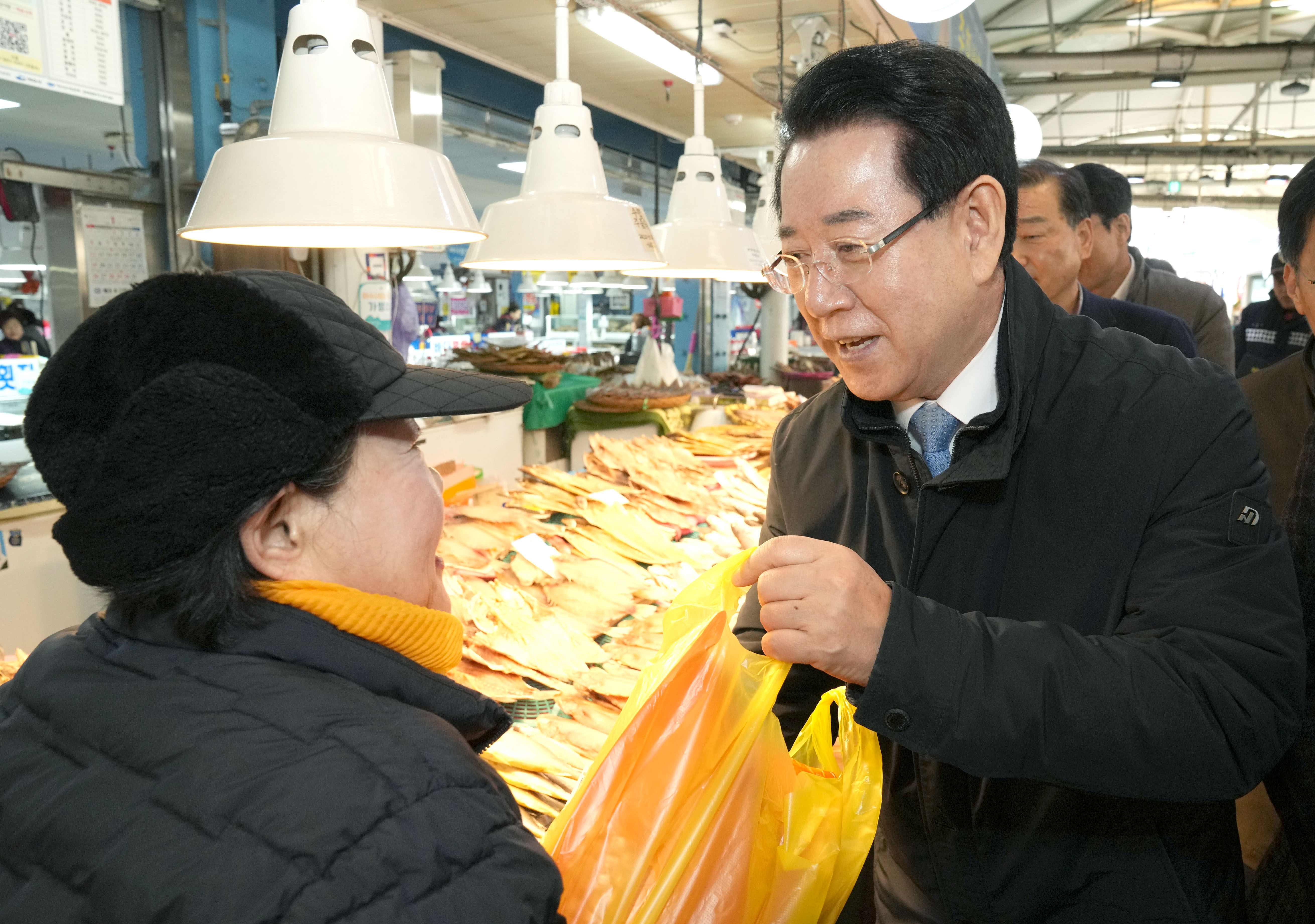 설 명절 맞이 여수 수산시장 방문, 물가 점검 및 상인들 격려1