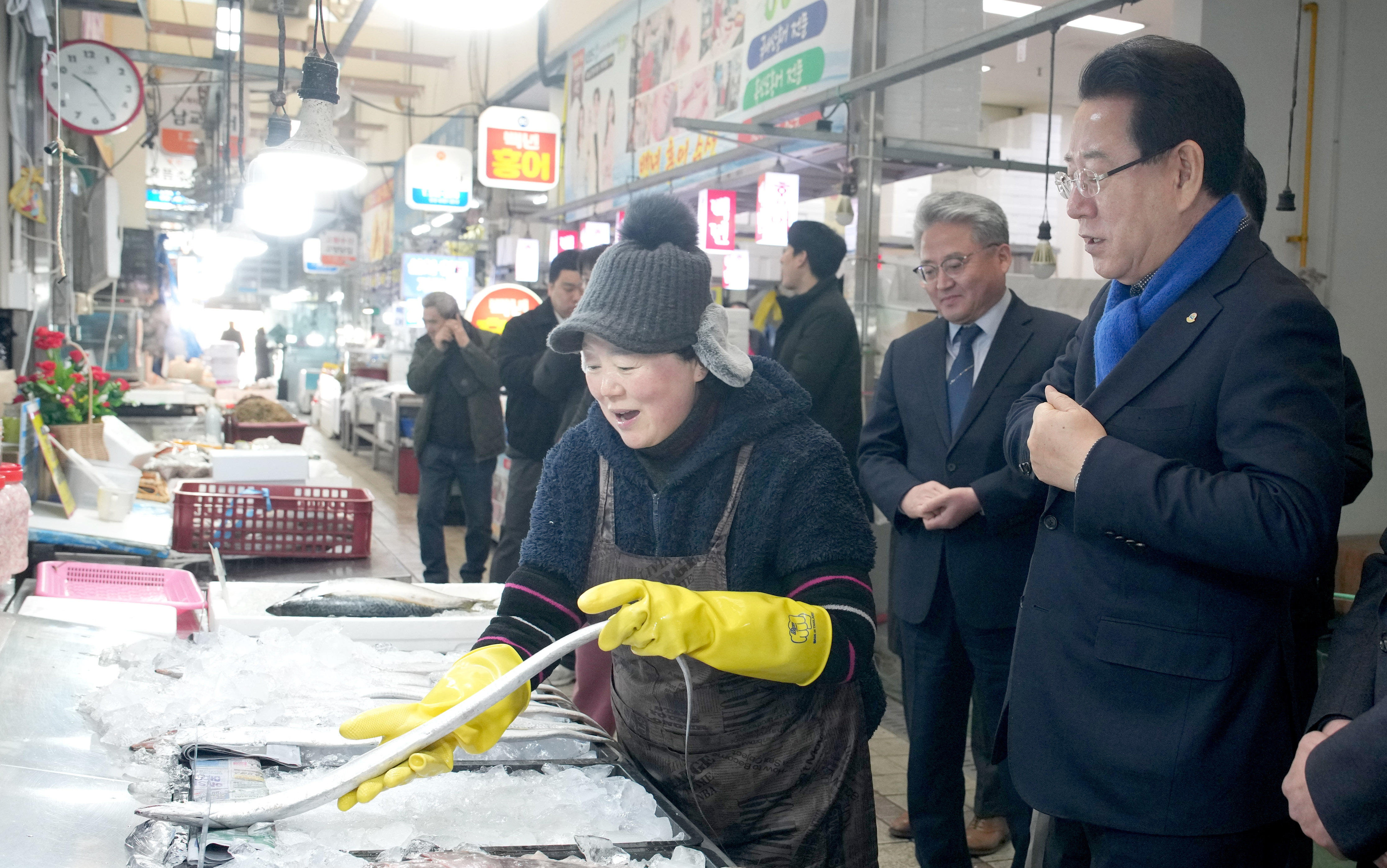 설 명절 맞이 전통시장 방문, 물가 점검 및 상인들 격려2