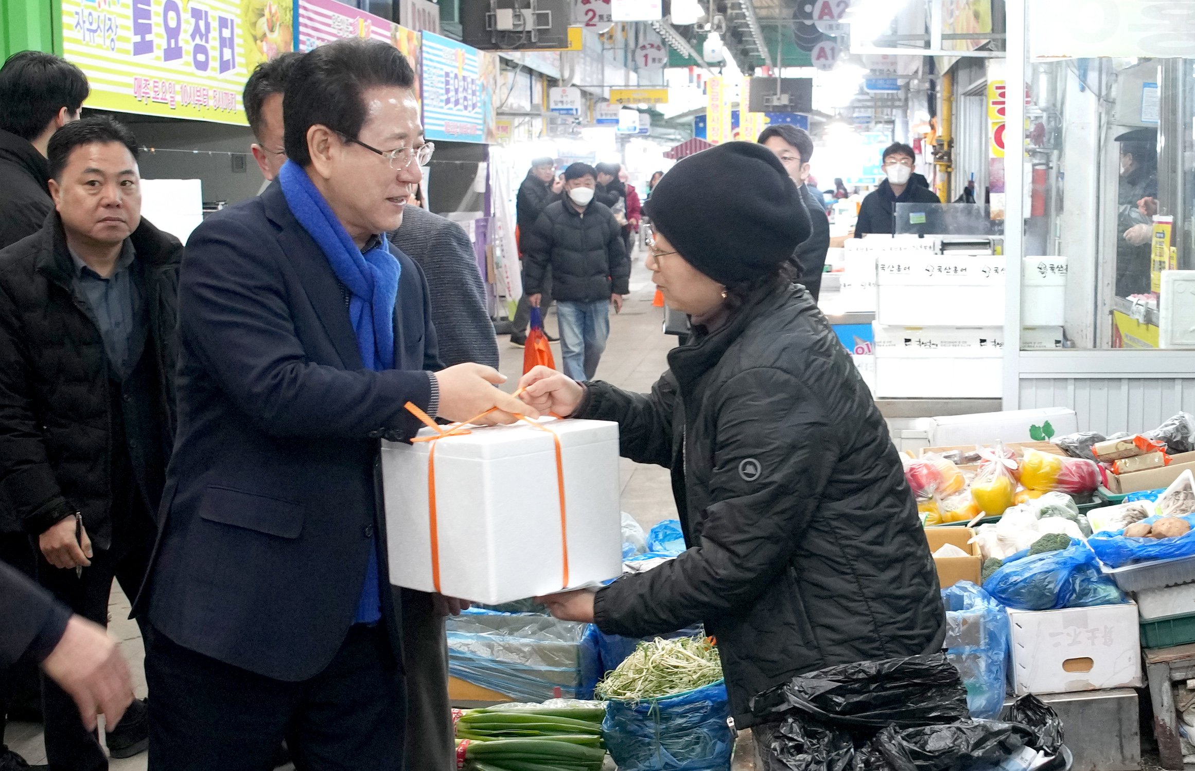 설 명절 맞이 전통시장 방문, 물가 점검 및 상인들 격려3