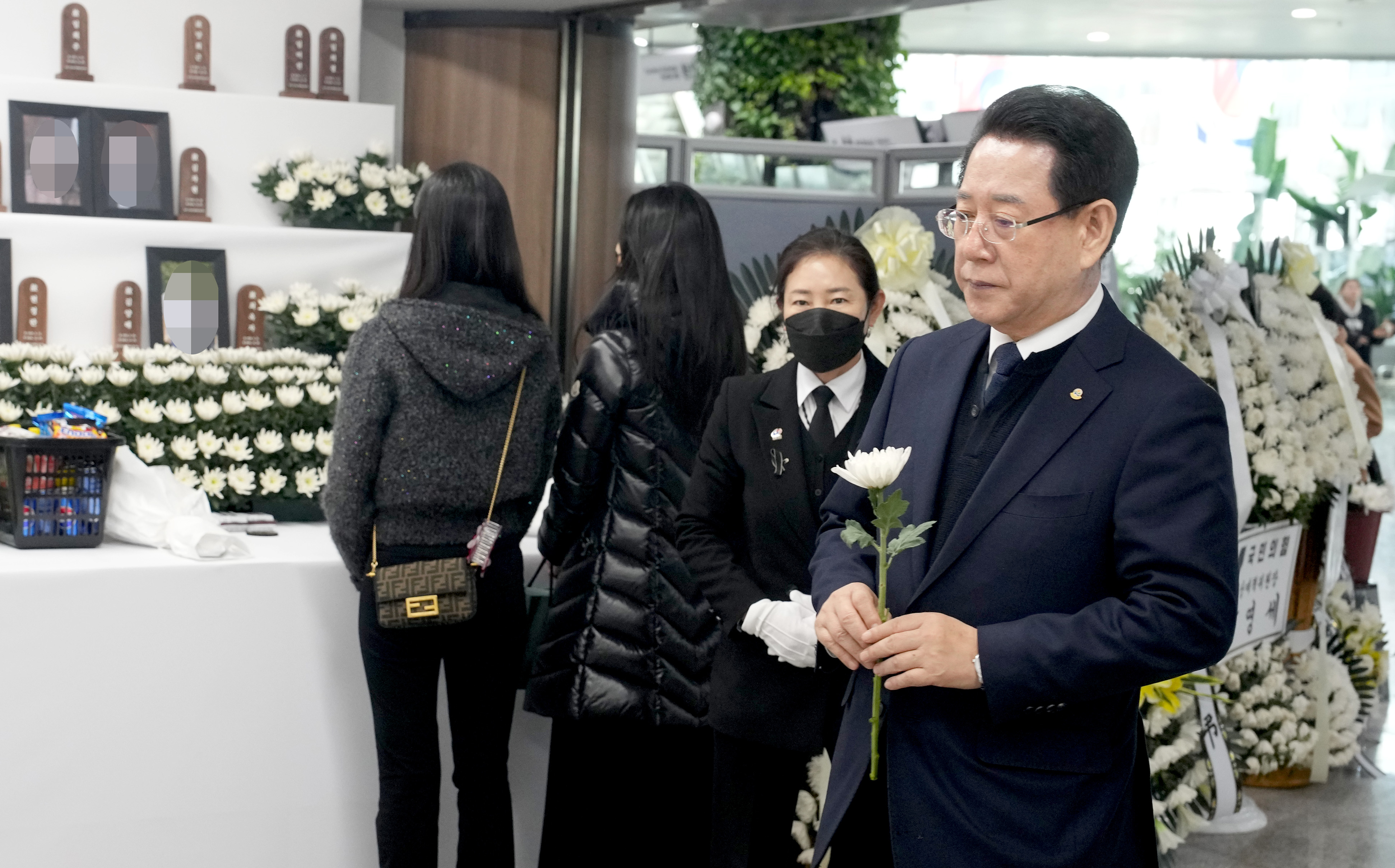 설 앞두고 제주항공 여객기 참사 희생자 합동분향소 참배하는 김영록 전남도지사1