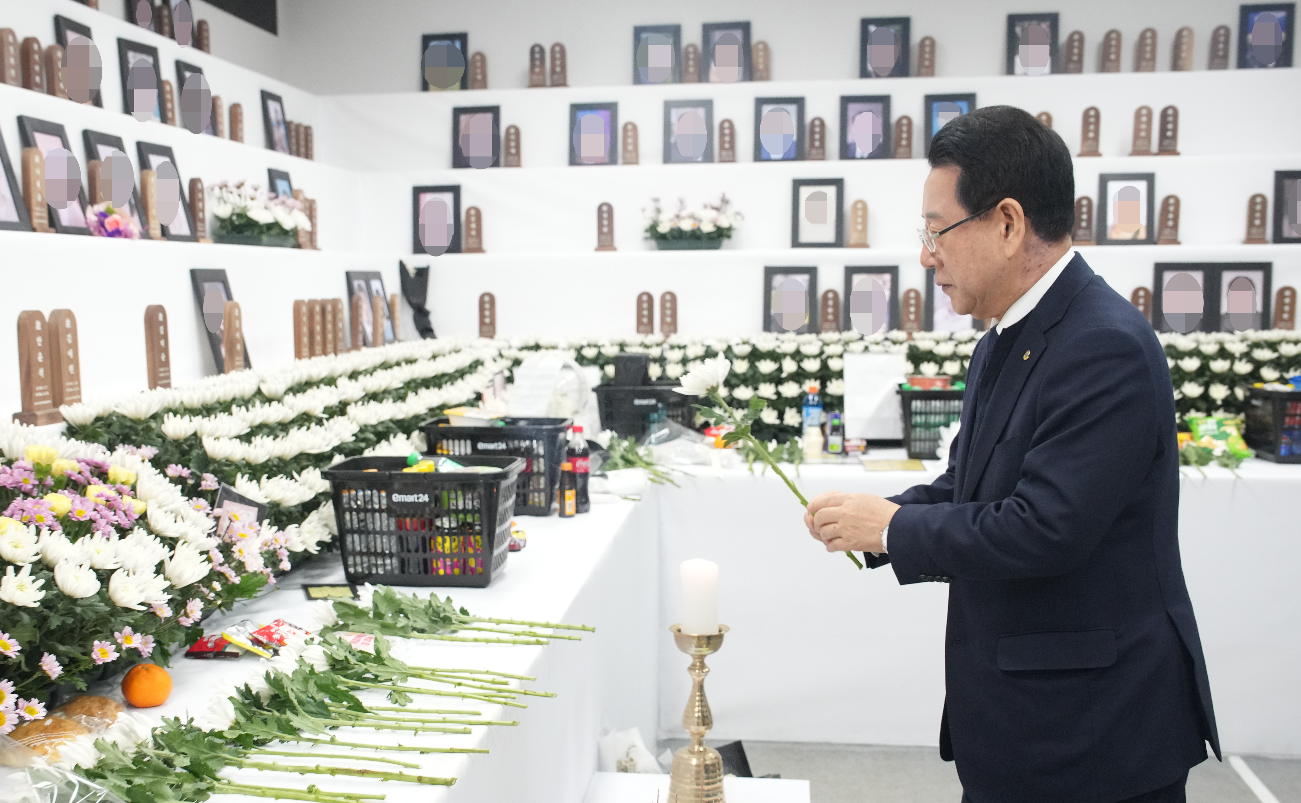 설 앞두고 제주항공 여객기 참사 희생자 합동분향소 참배하는 김영록 전남도지사2