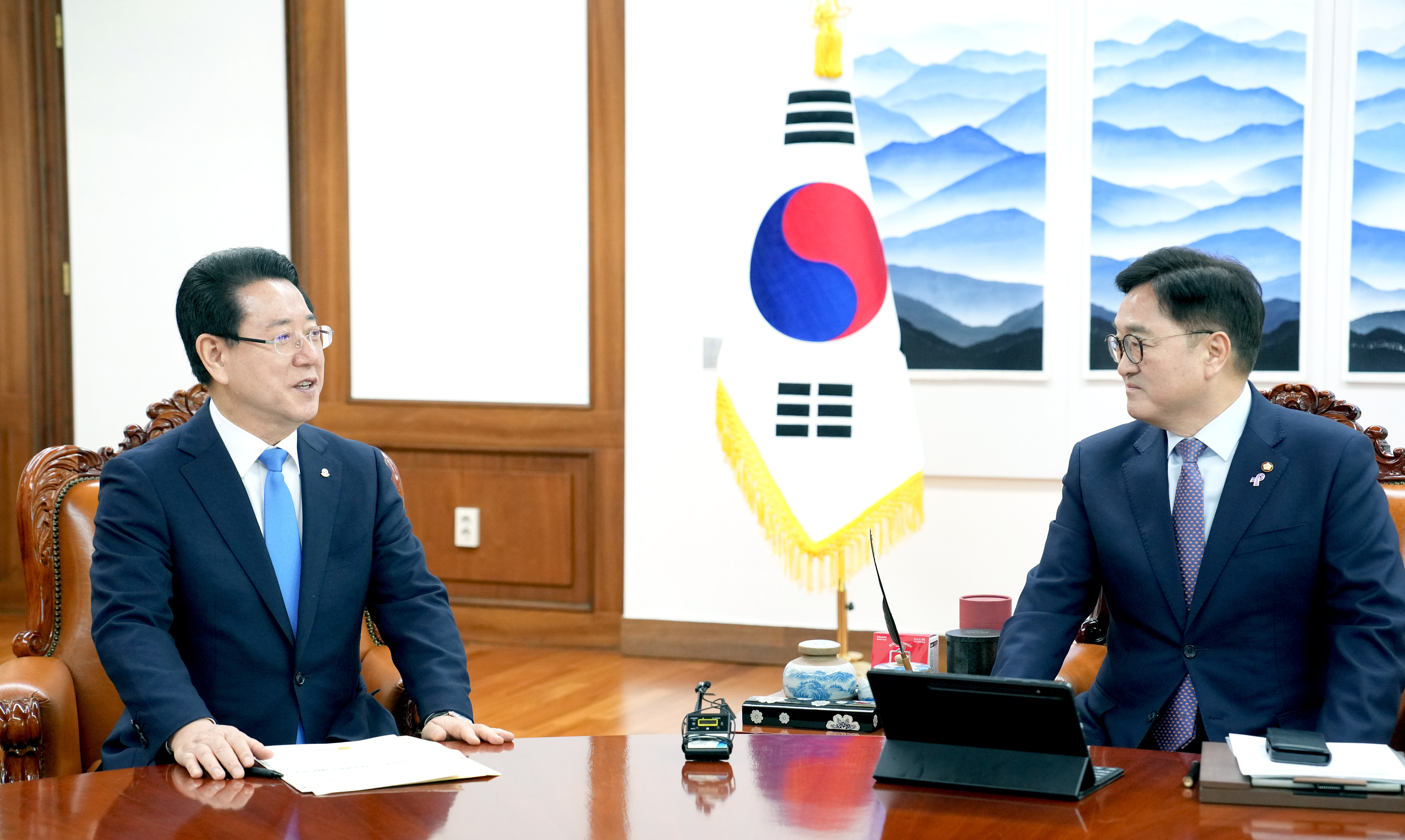 우원식 국회의장에게 전남도 현안 건의하는 김영록 전라남도지사3