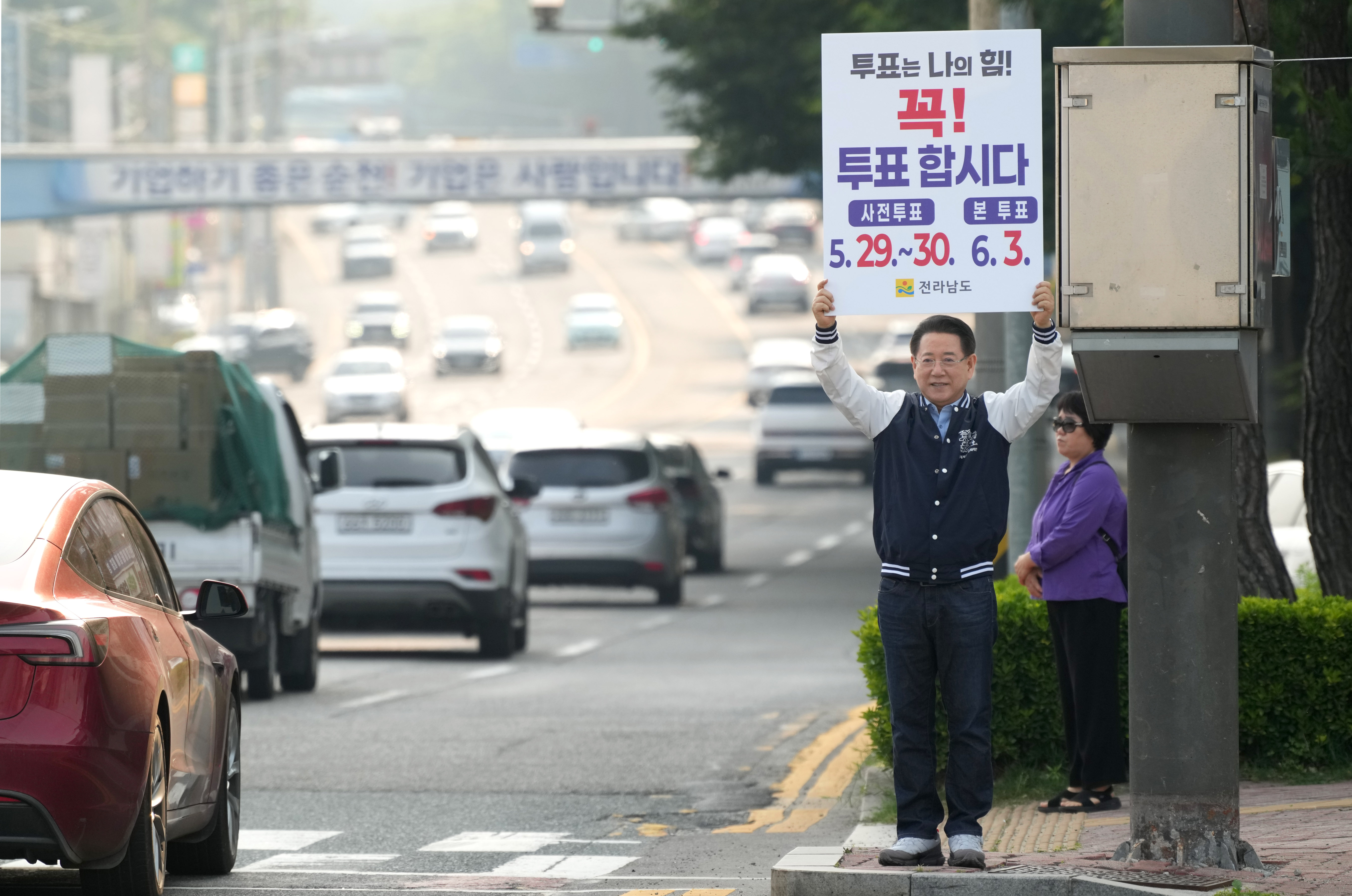 ‘제21대 대통령선거’ 투표 참여 1인 캠페인 펼쳐8