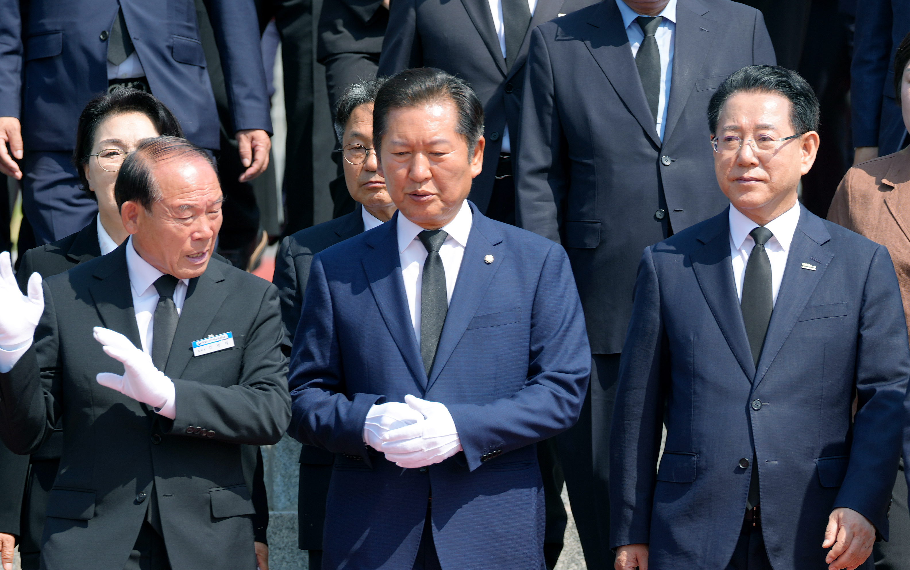 정청래 더불어민주당 국회의원 및 광주·전남 시장·도지사 국립 5·18 민주묘지 참배6