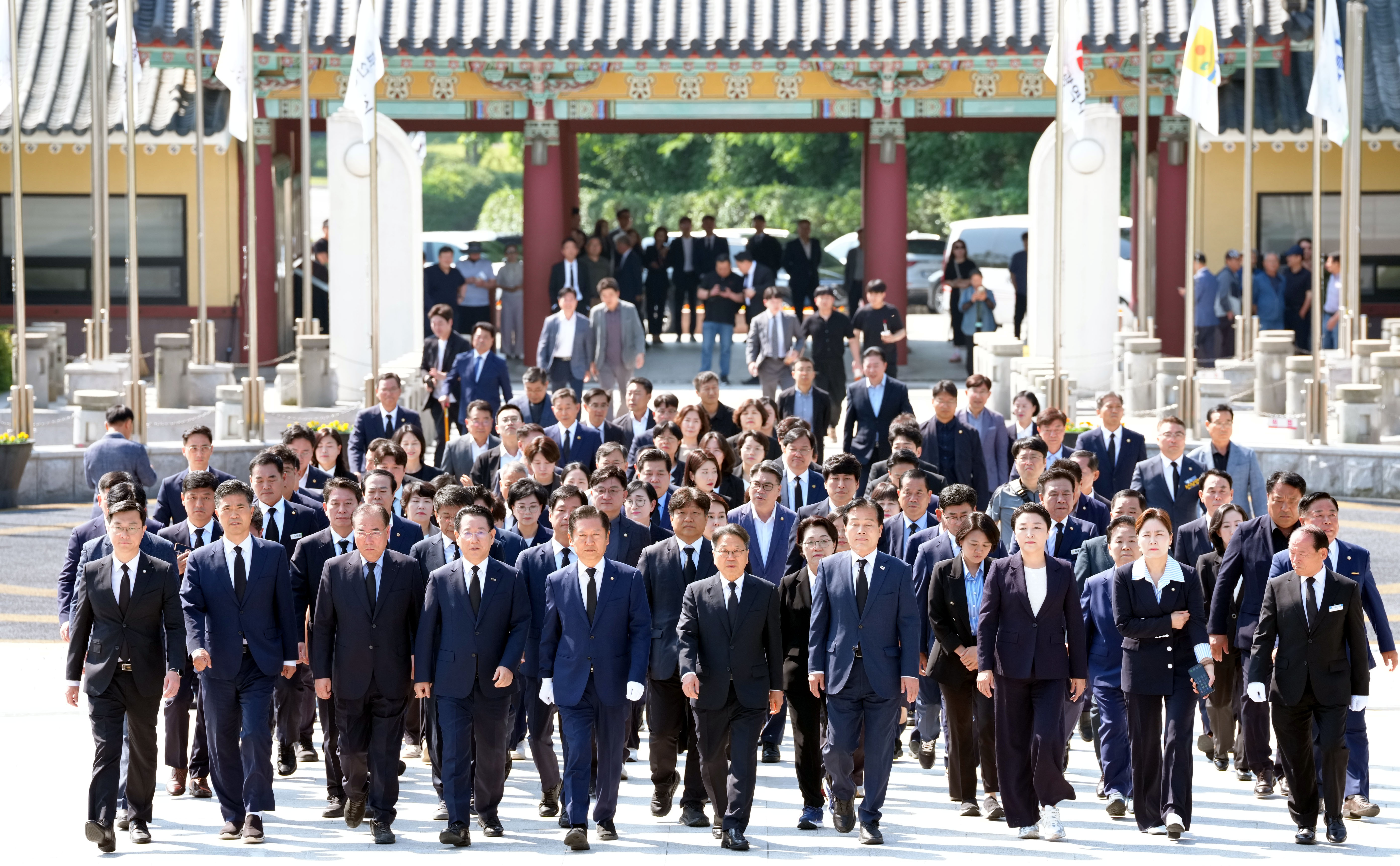 정청래 더불어민주당 국회의원 및 광주·전남 시장·도지사 국립 5·18 민주묘지 참배7
