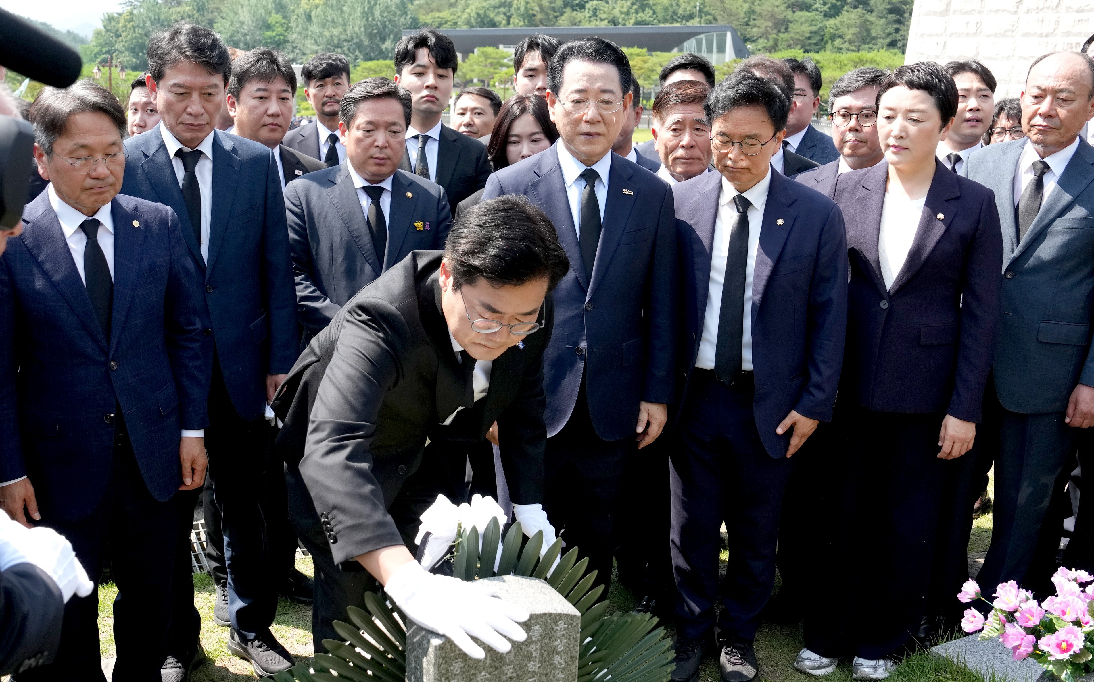 박찬대 더불어민주당 국회의원 및 광주·전남 시장·도지사 국립 5·18 민주묘지 참배1