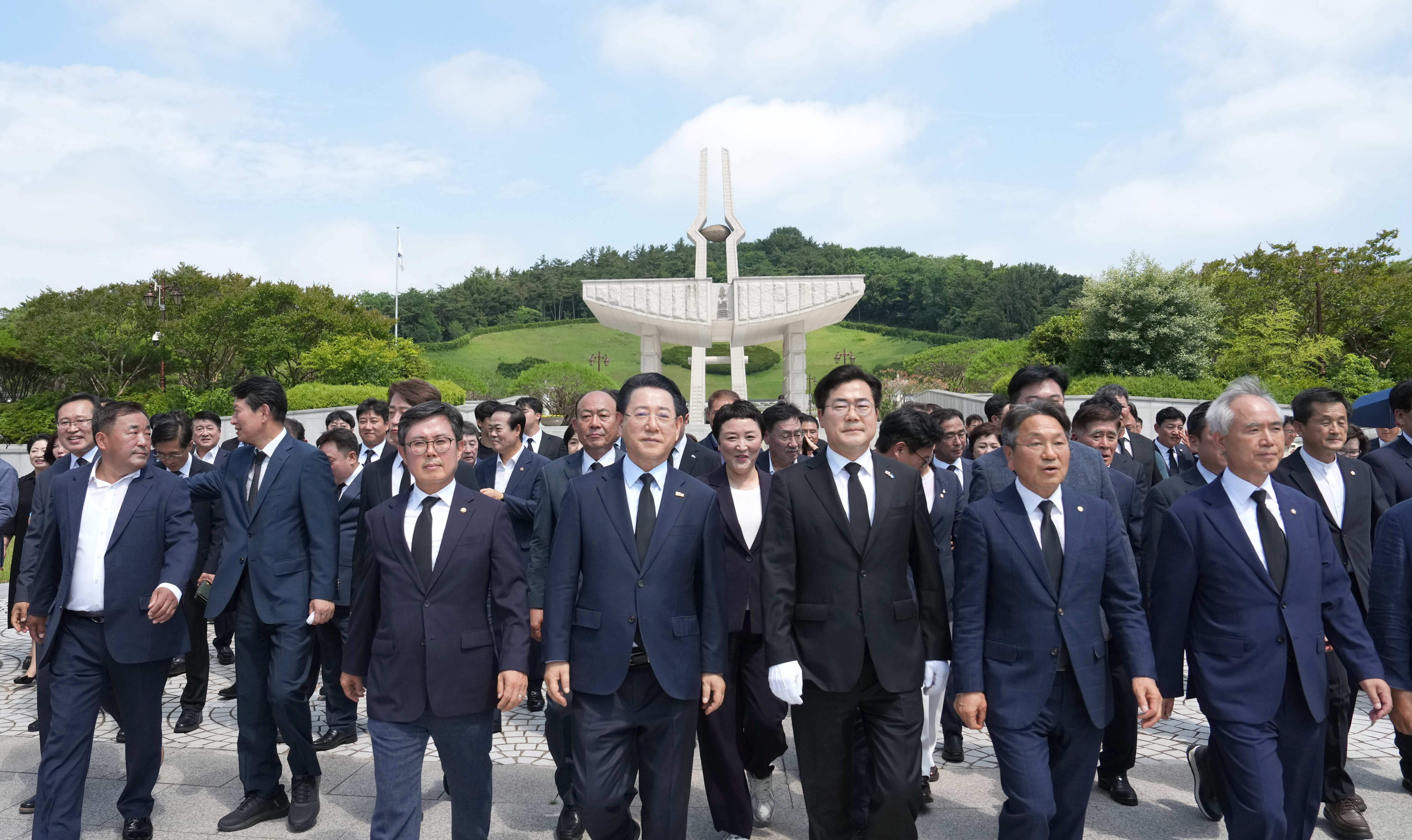박찬대 더불어민주당 국회의원 및 광주·전남 시장·도지사 국립 5·18 민주묘지 참배10