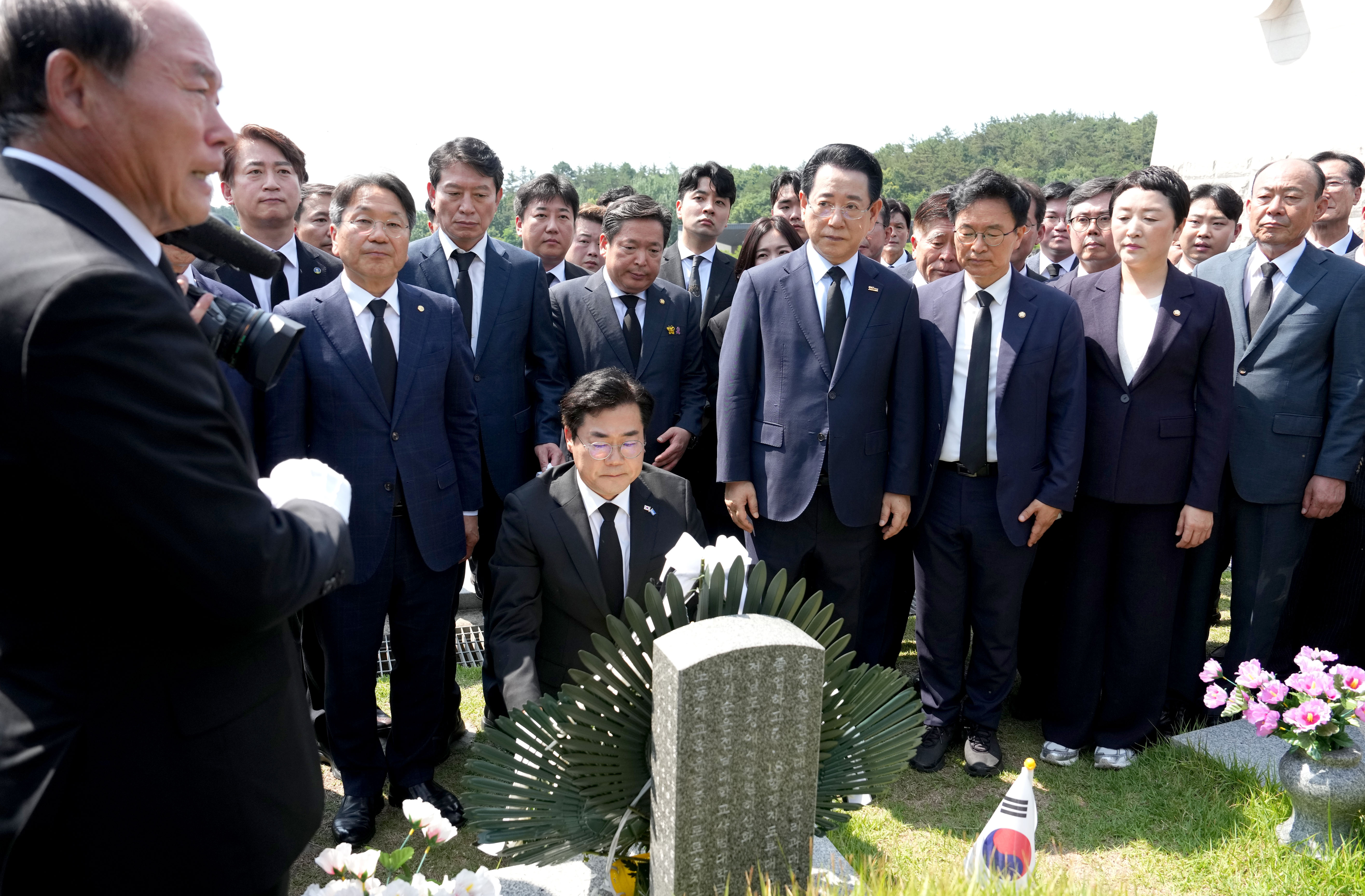 박찬대 더불어민주당 국회의원 및 광주·전남 시장·도지사 국립 5·18 민주묘지 참배2