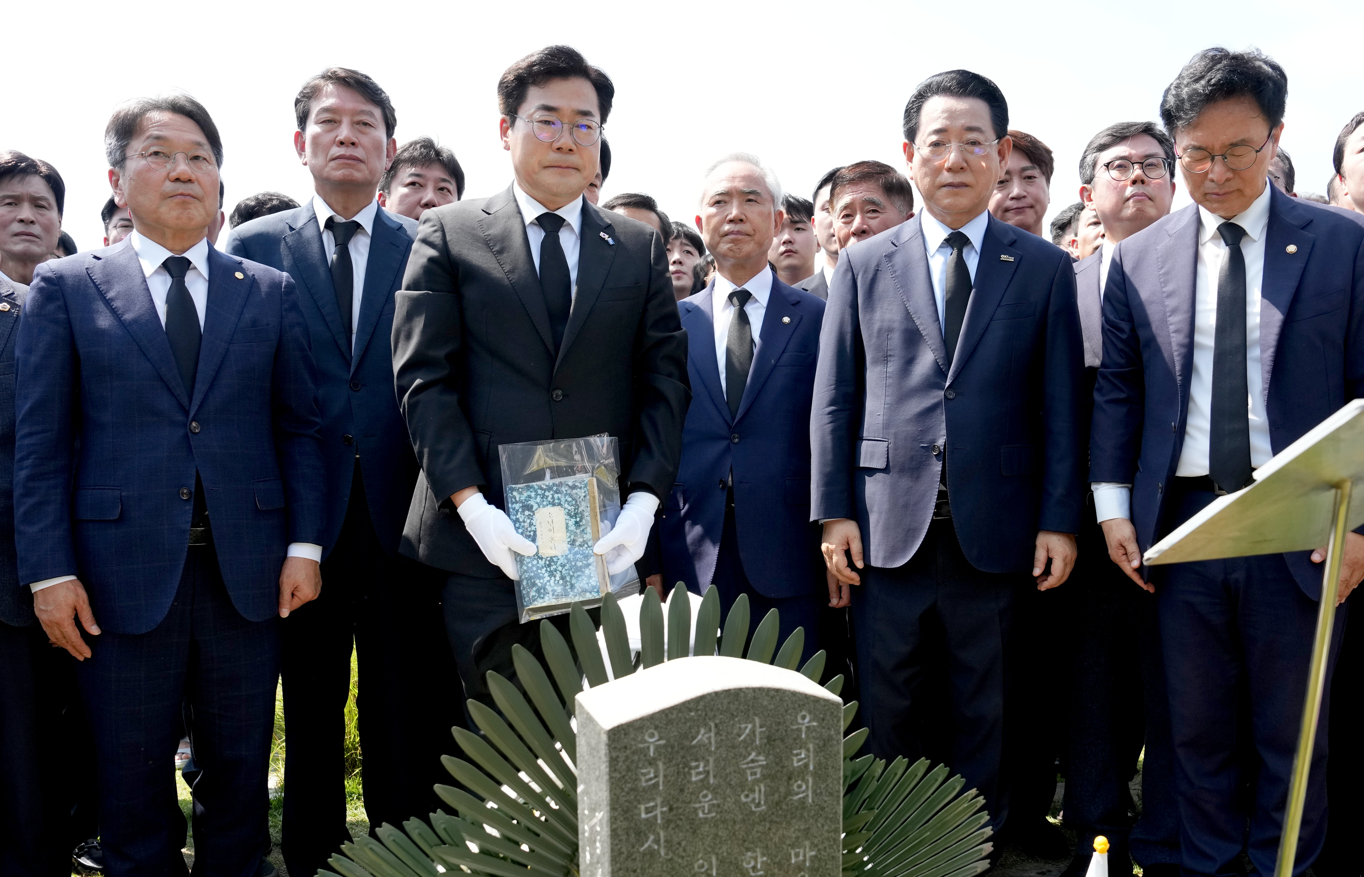 박찬대 더불어민주당 국회의원 및 광주·전남 시장·도지사 국립 5·18 민주묘지 참배3