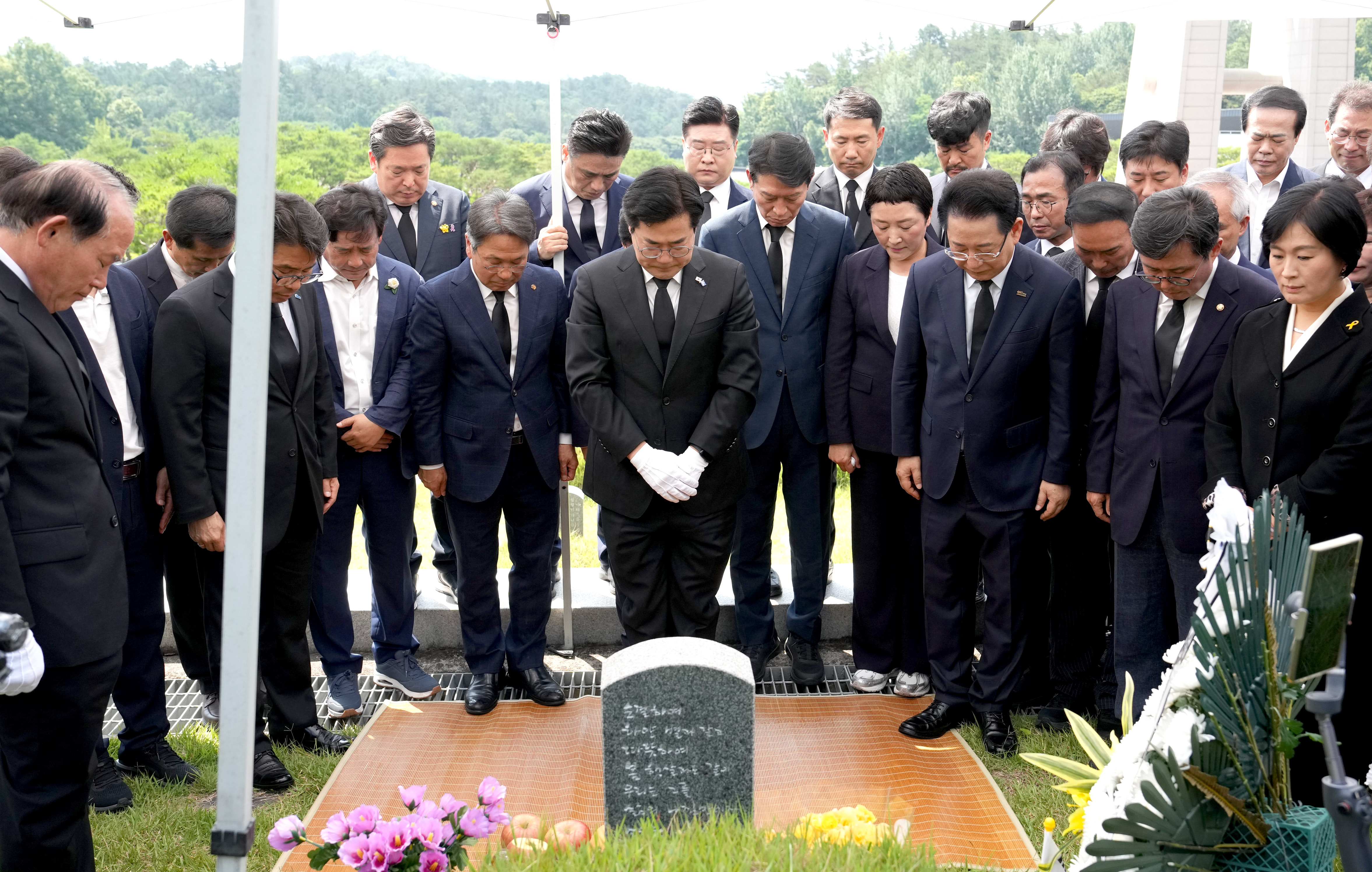 박찬대 더불어민주당 국회의원 및 광주·전남 시장·도지사 국립 5·18 민주묘지 참배5