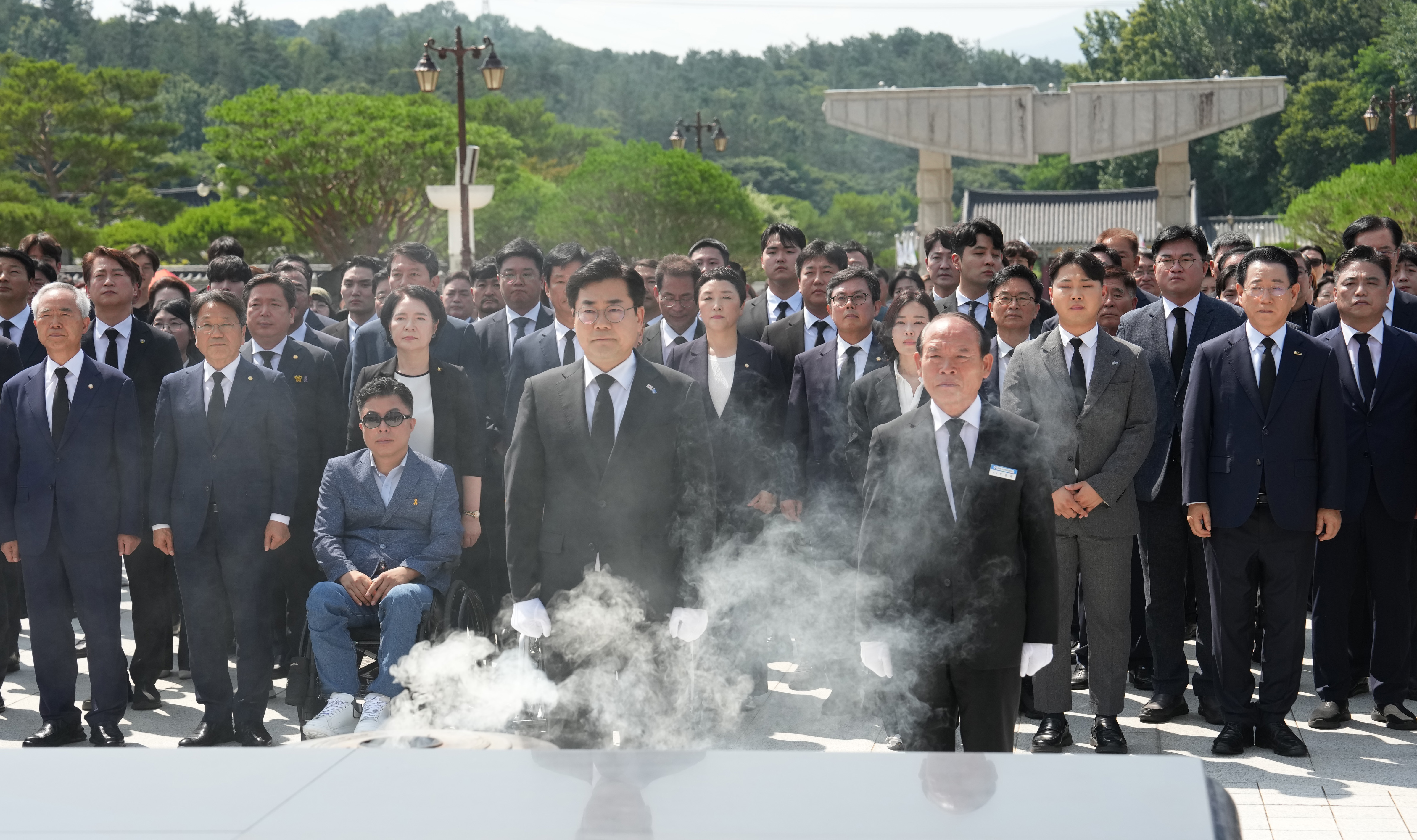 박찬대 더불어민주당 국회의원 및 광주·전남 시장·도지사 국립 5·18 민주묘지 참배6