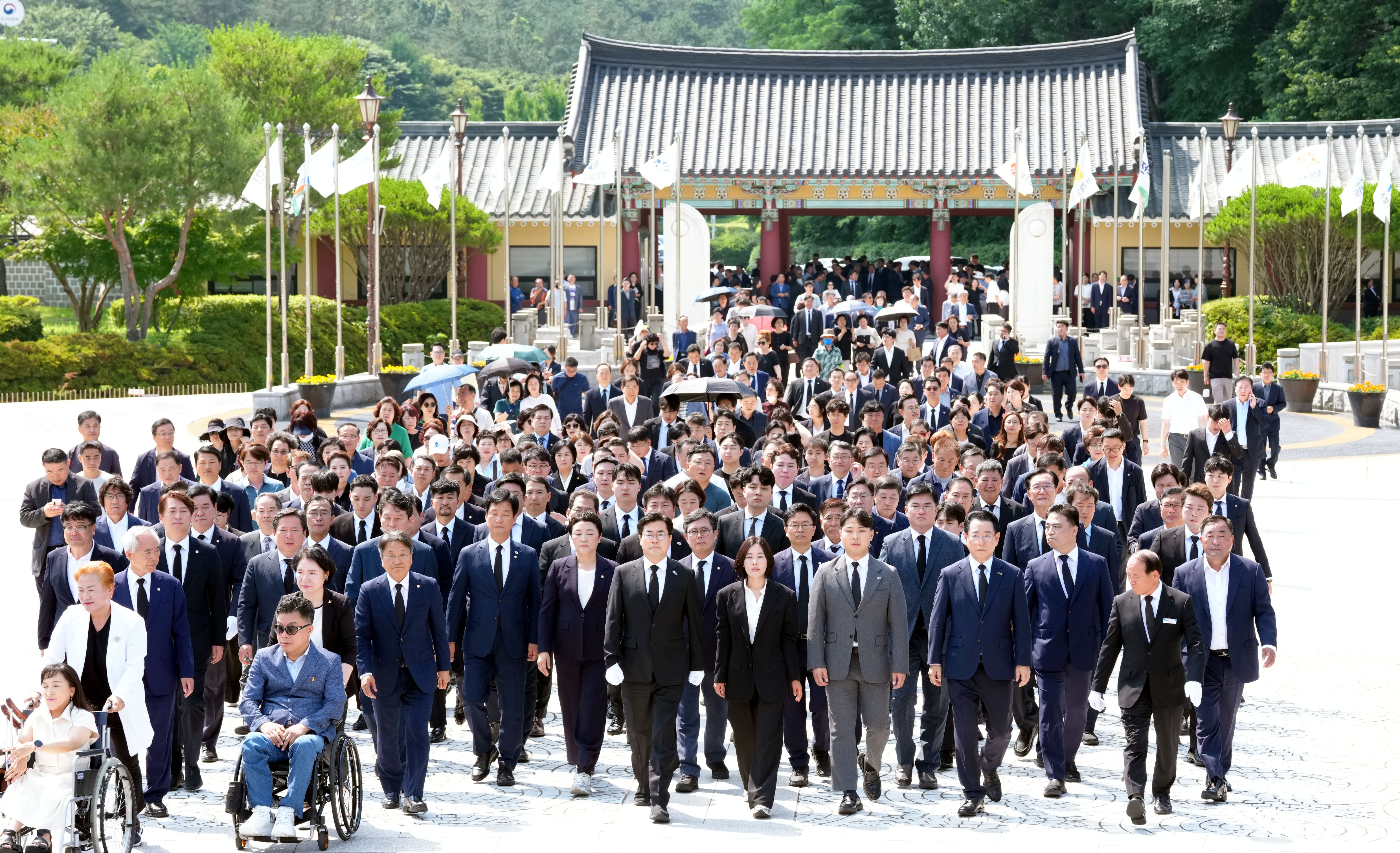 박찬대 더불어민주당 국회의원 및 광주·전남 시장·도지사 국립 5·18 민주묘지 참배7
