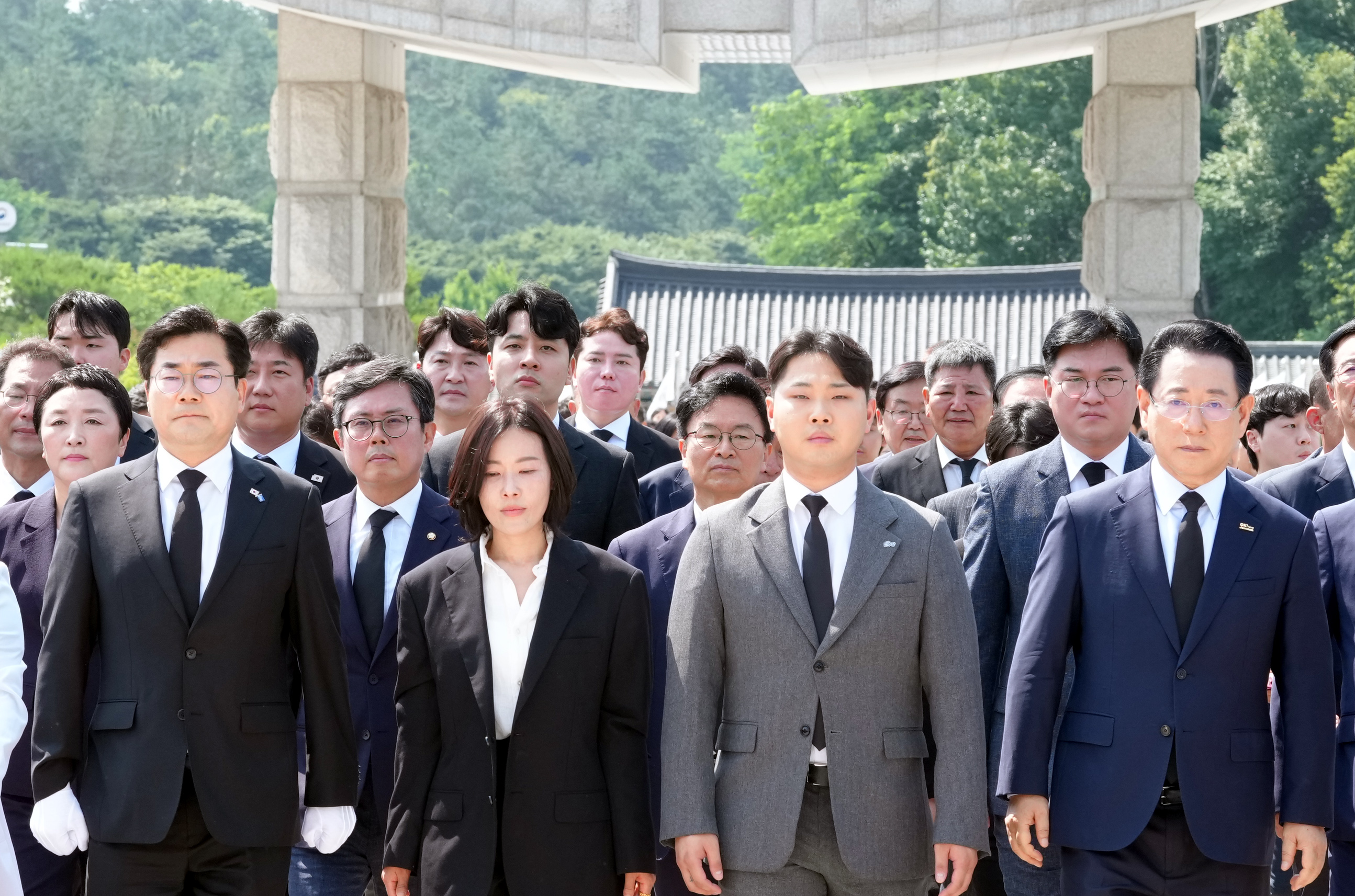 박찬대 더불어민주당 국회의원 및 광주·전남 시장·도지사 국립 5·18 민주묘지 참배8