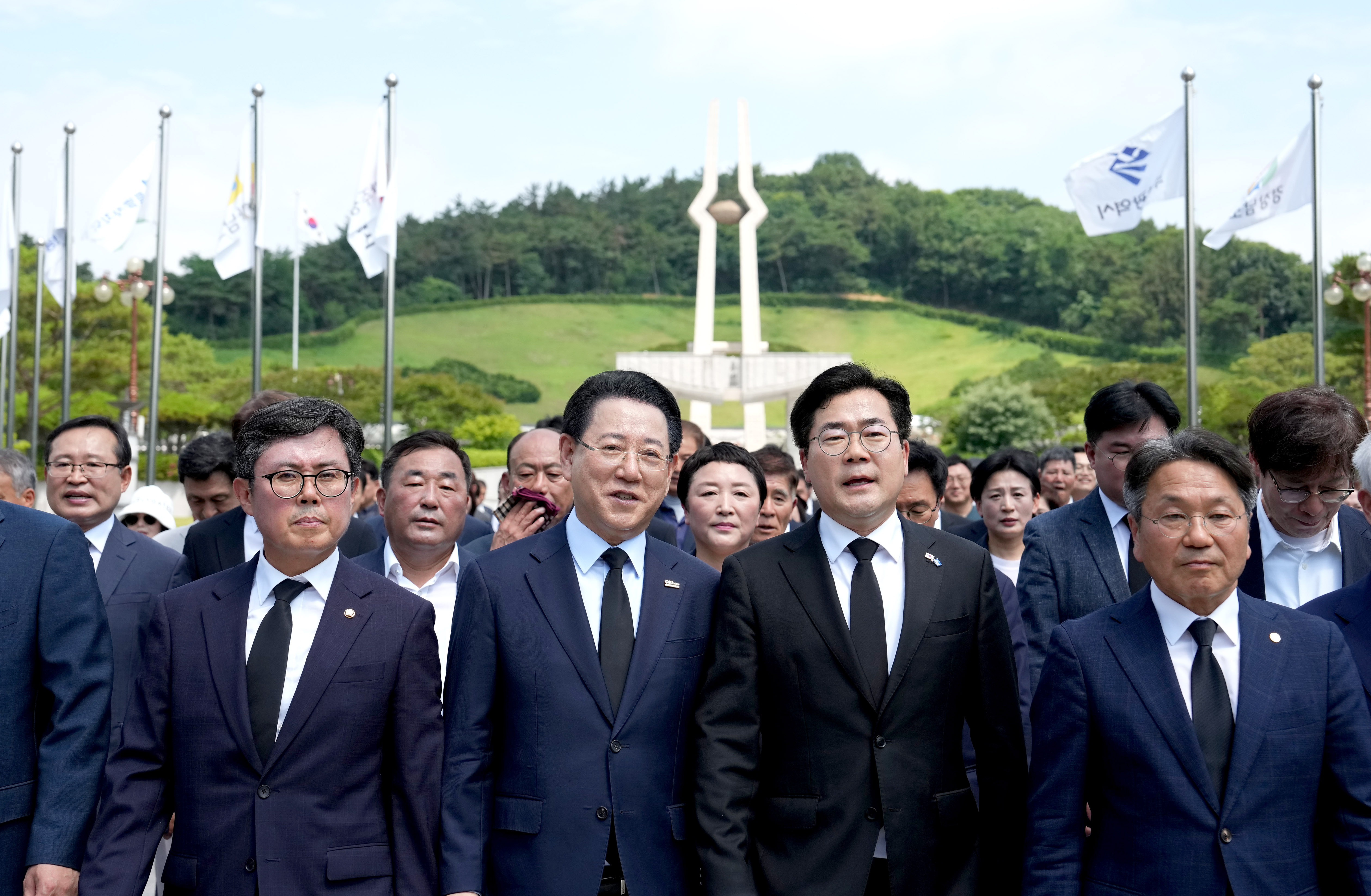 박찬대 더불어민주당 국회의원 및 광주·전남 시장·도지사 국립 5·18 민주묘지 참배9