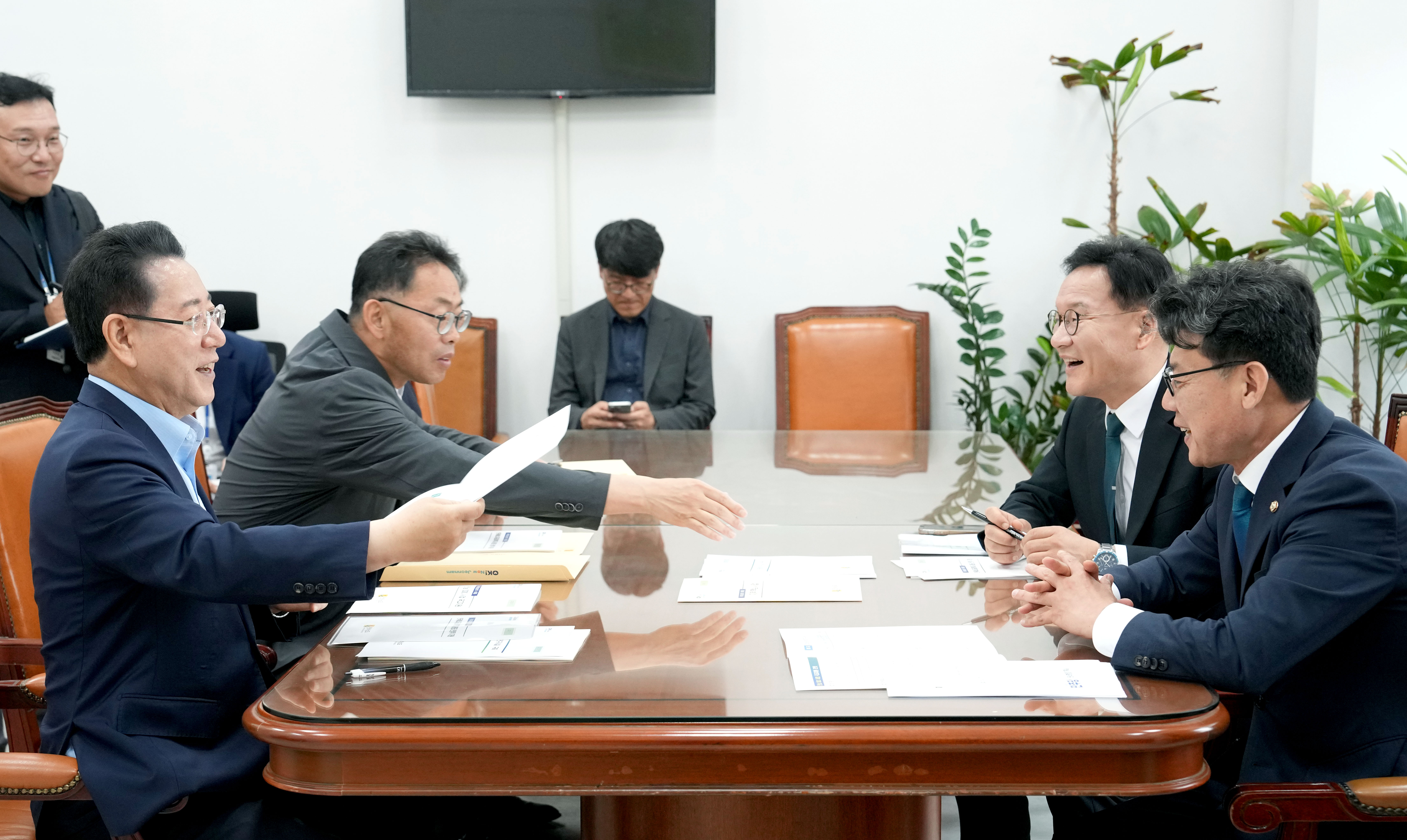 진성준 더불어민주당 정책위의장 면담2