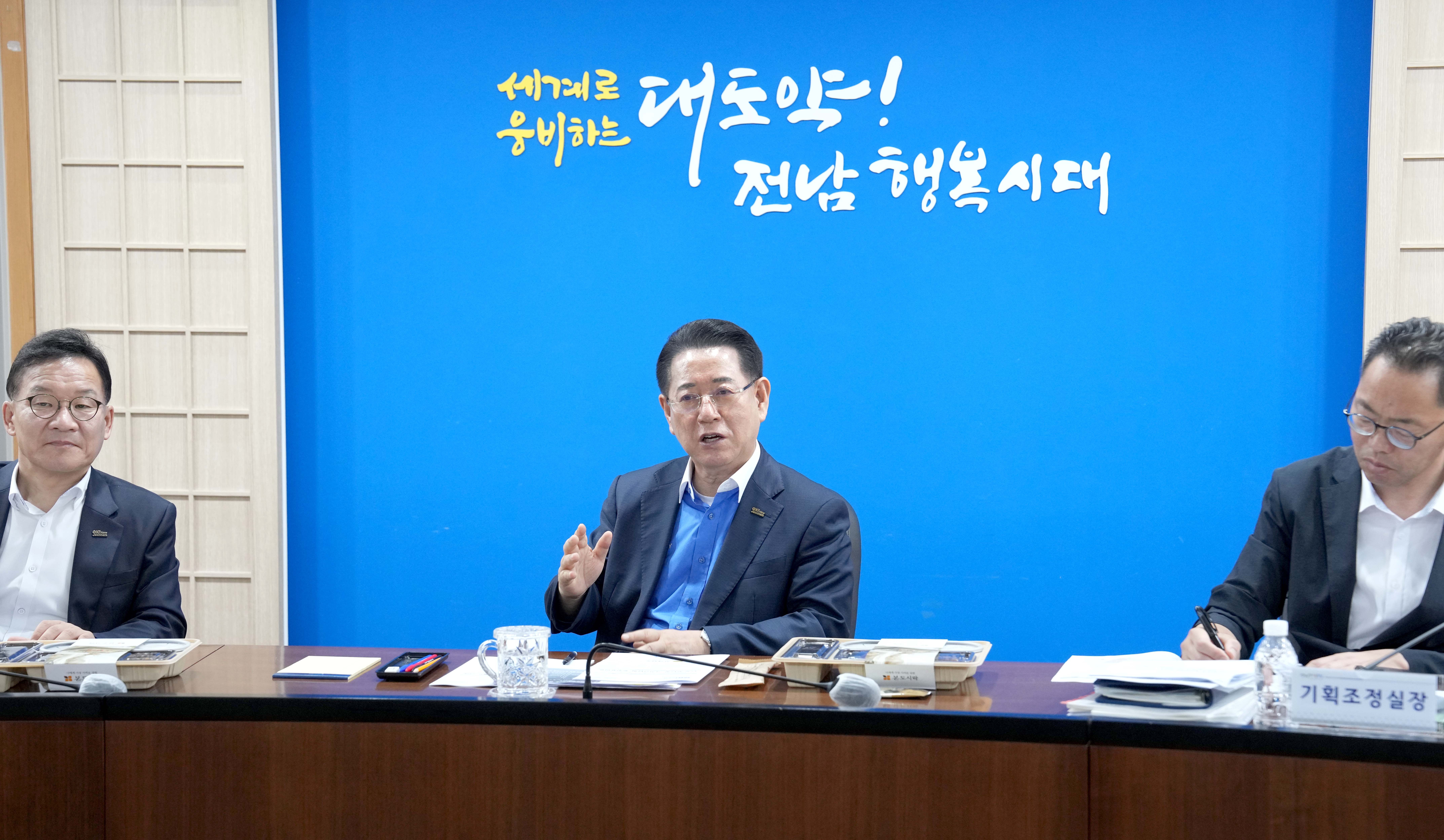 도시락 오찬하며 도정 현안 논의하는 김영록 전남도지사2