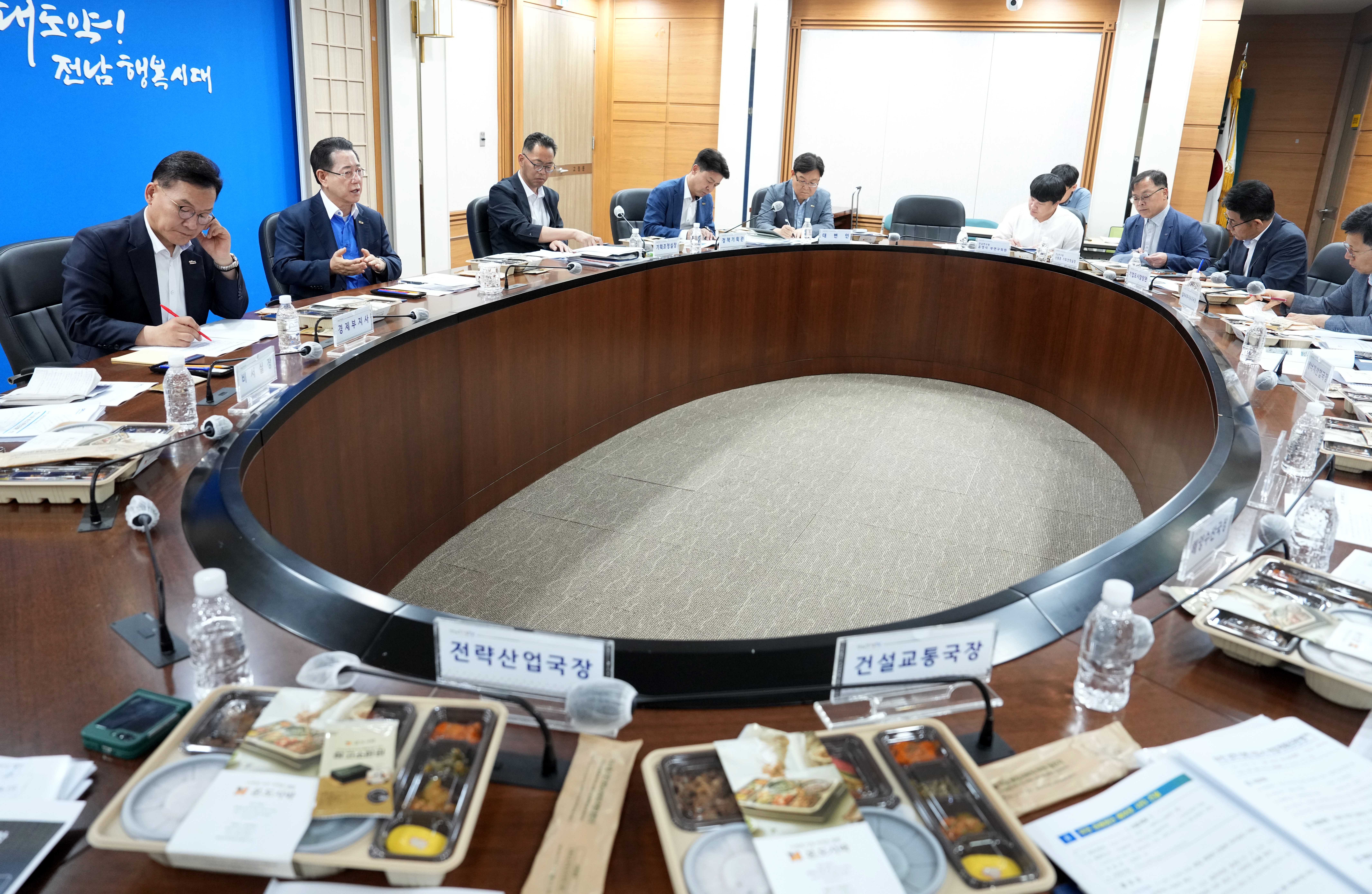 도시락 오찬하며 도정 현안 논의하는 김영록 전남도지사3