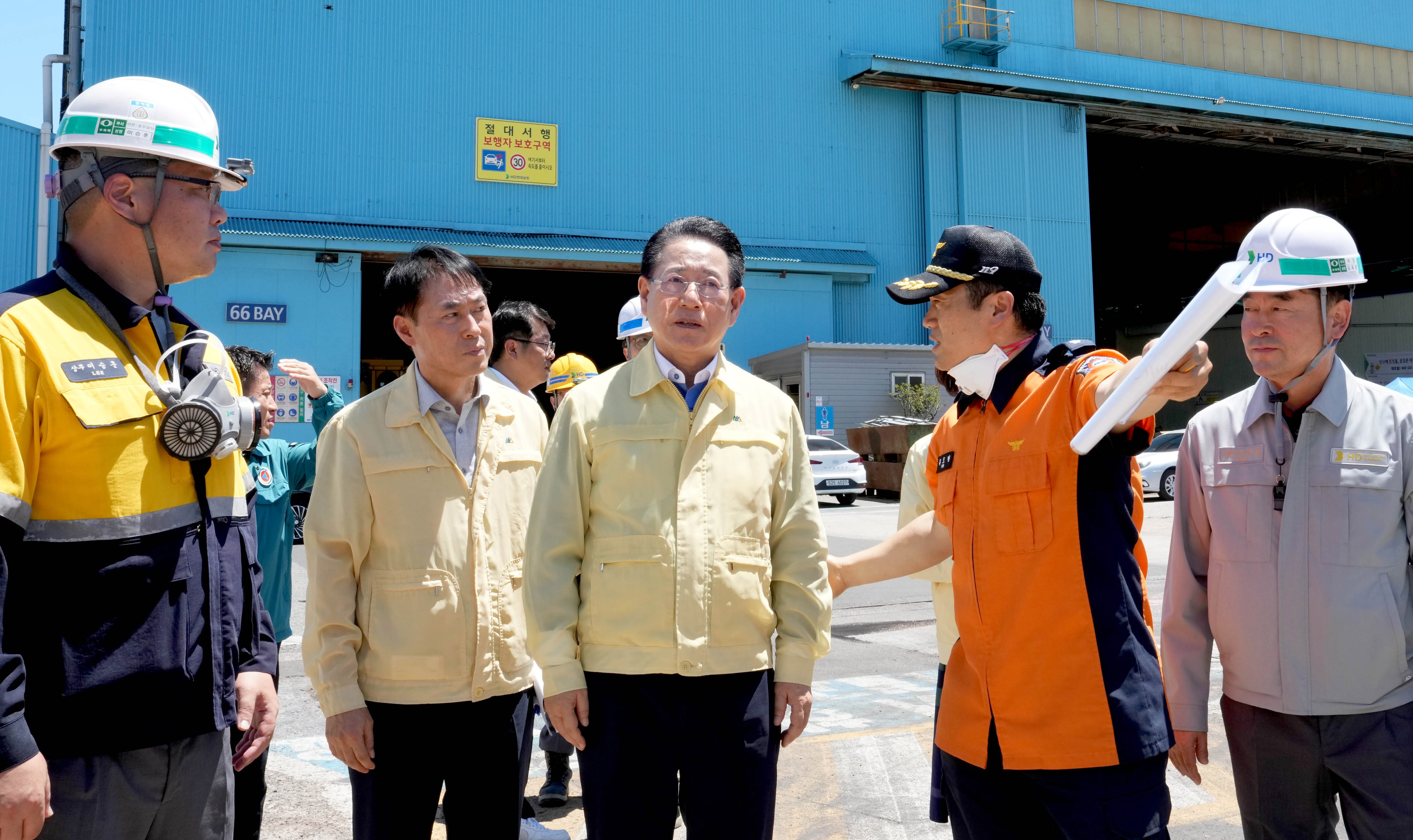 HD현대삼호조선소 화재현장 둘러보는 김영록 전남도지사2