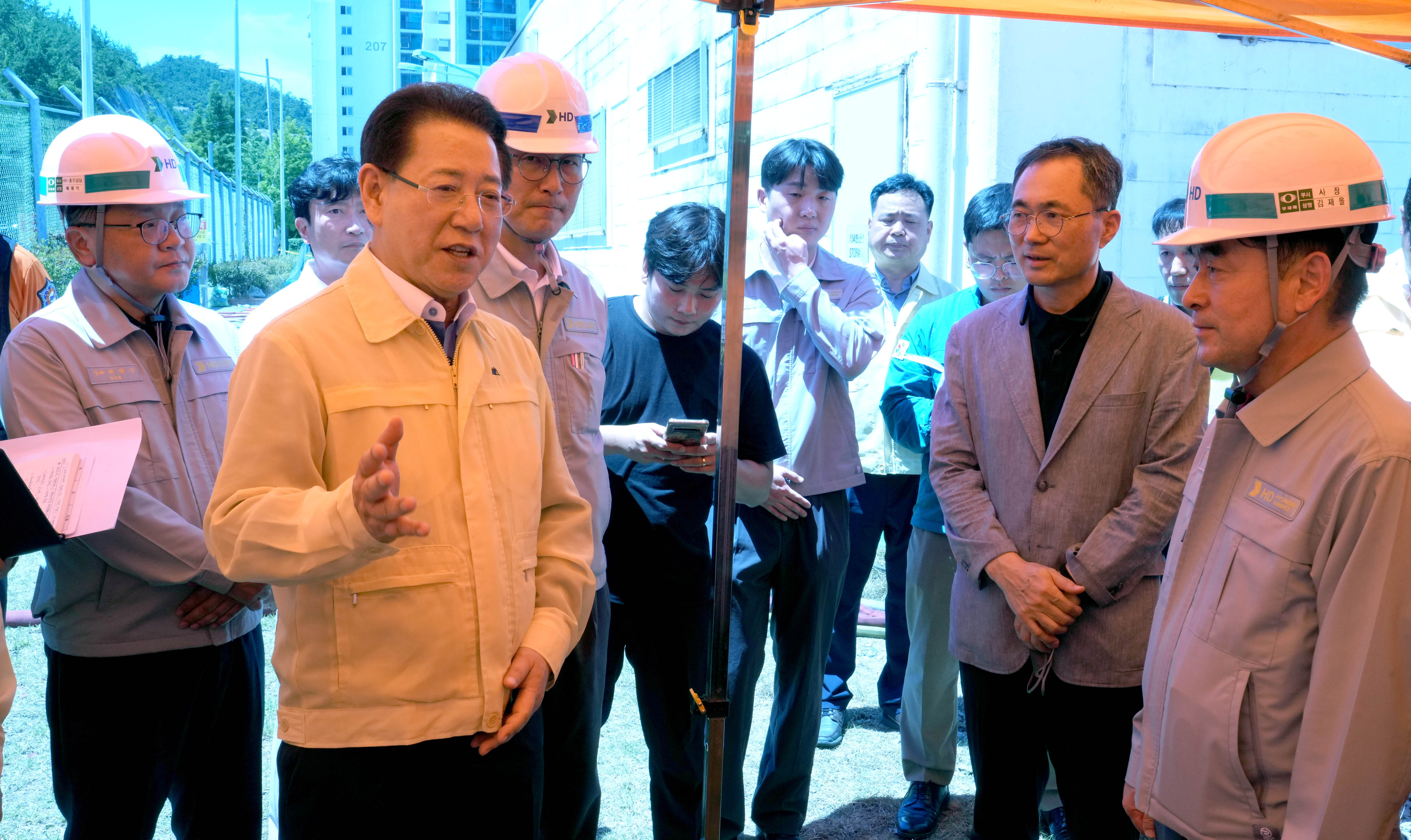 HD현대삼호조선소 화재현장 둘러보는 김영록 전남도지사9