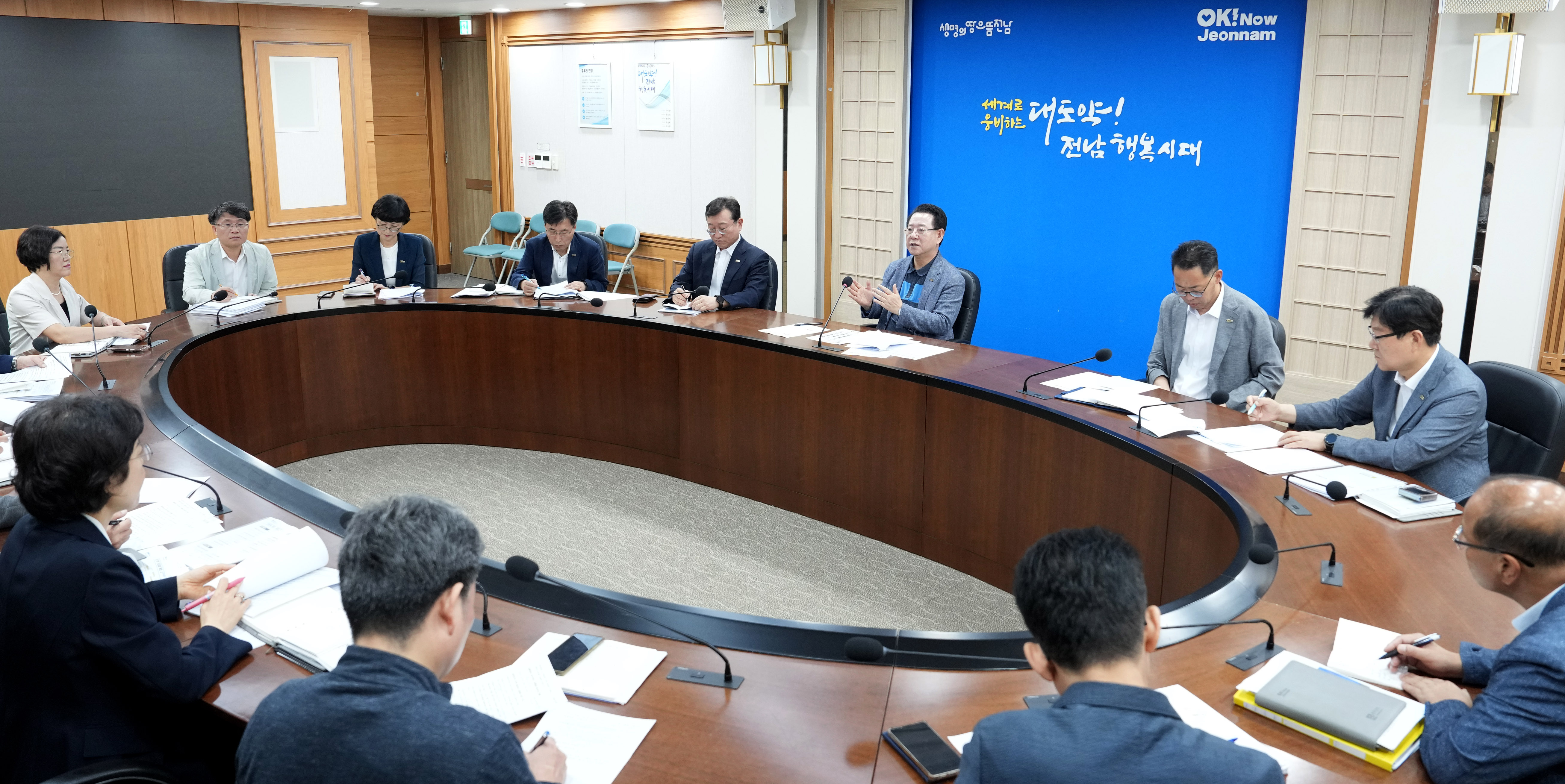 대통령 100일 기자회견 후속대책 긴급 현안회의 주재2